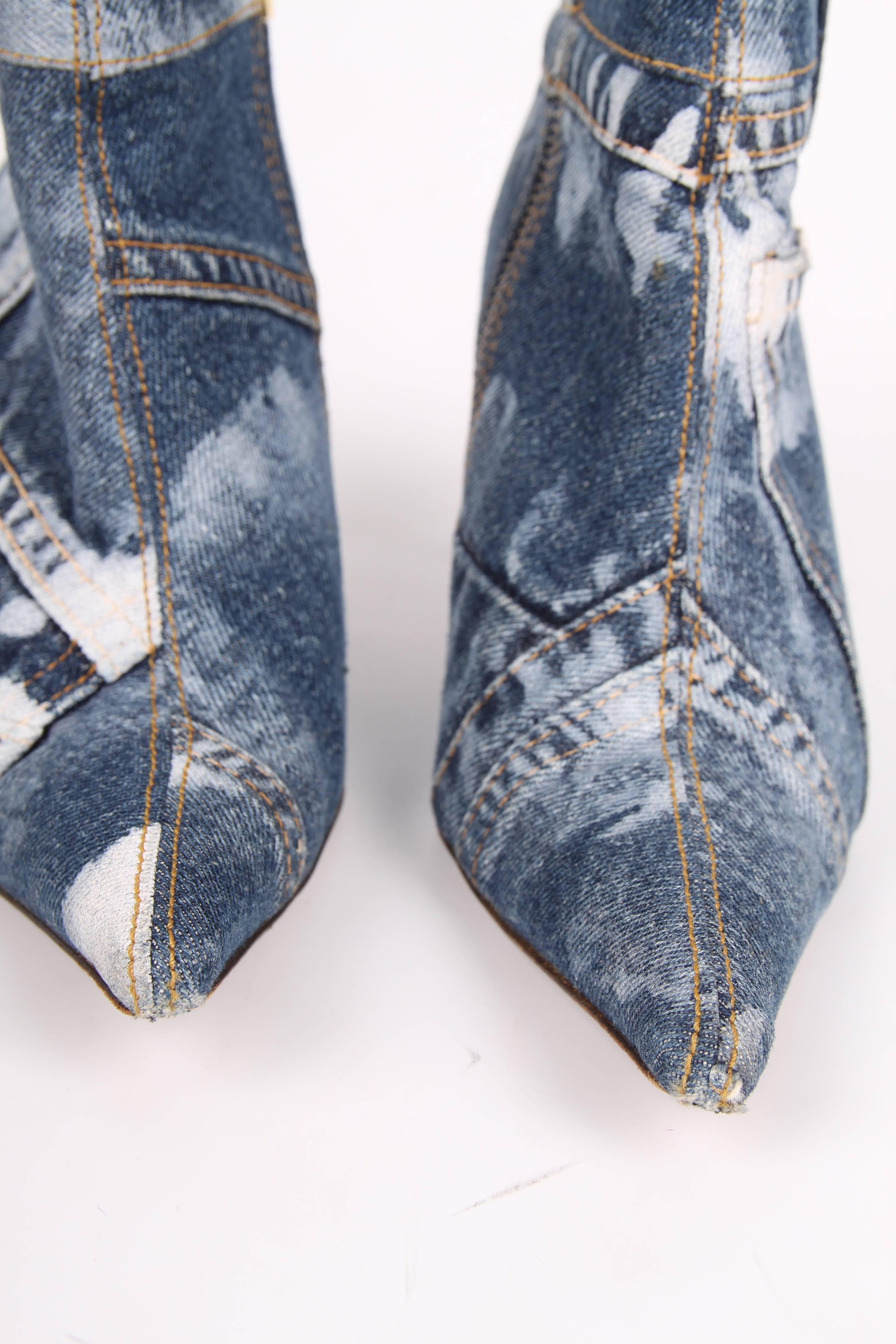 Booties by Dolce & Gabbana in blue denim.  

Closure on the side with a zipper. The heel measures 9 centimeters, no platform. Leather lining with a leopard print. A pointy toe.  

In good condition, 8/10

Size: 38

Made in Italy.