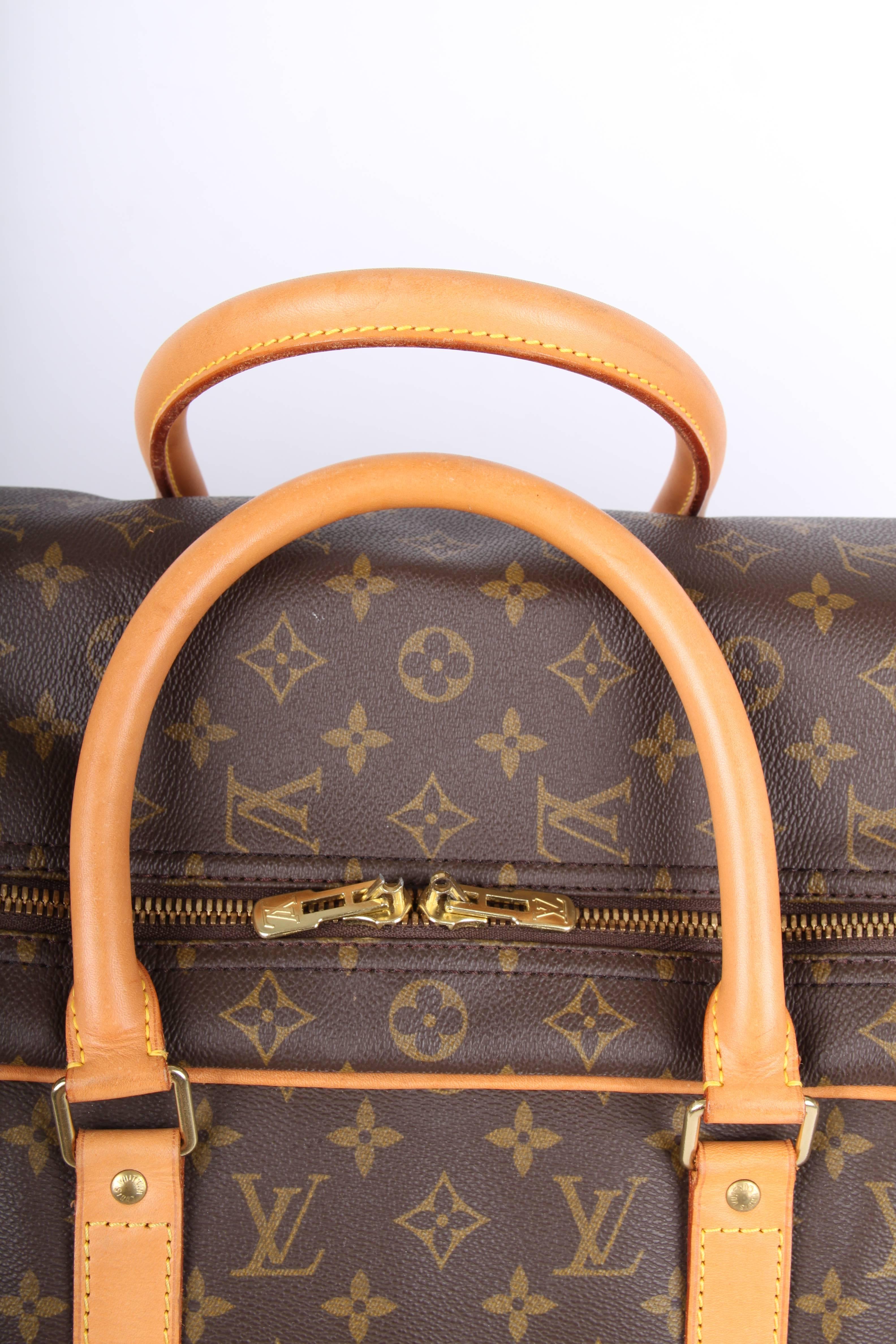 Holidays? This beautiful Louis Vuitton suitcase loves to travel with you!

The second largest of the Sirius suitcases closes with a double zipper. It is easy to carry with its comfortable rounded handles and is of course made of darkbrown canvas