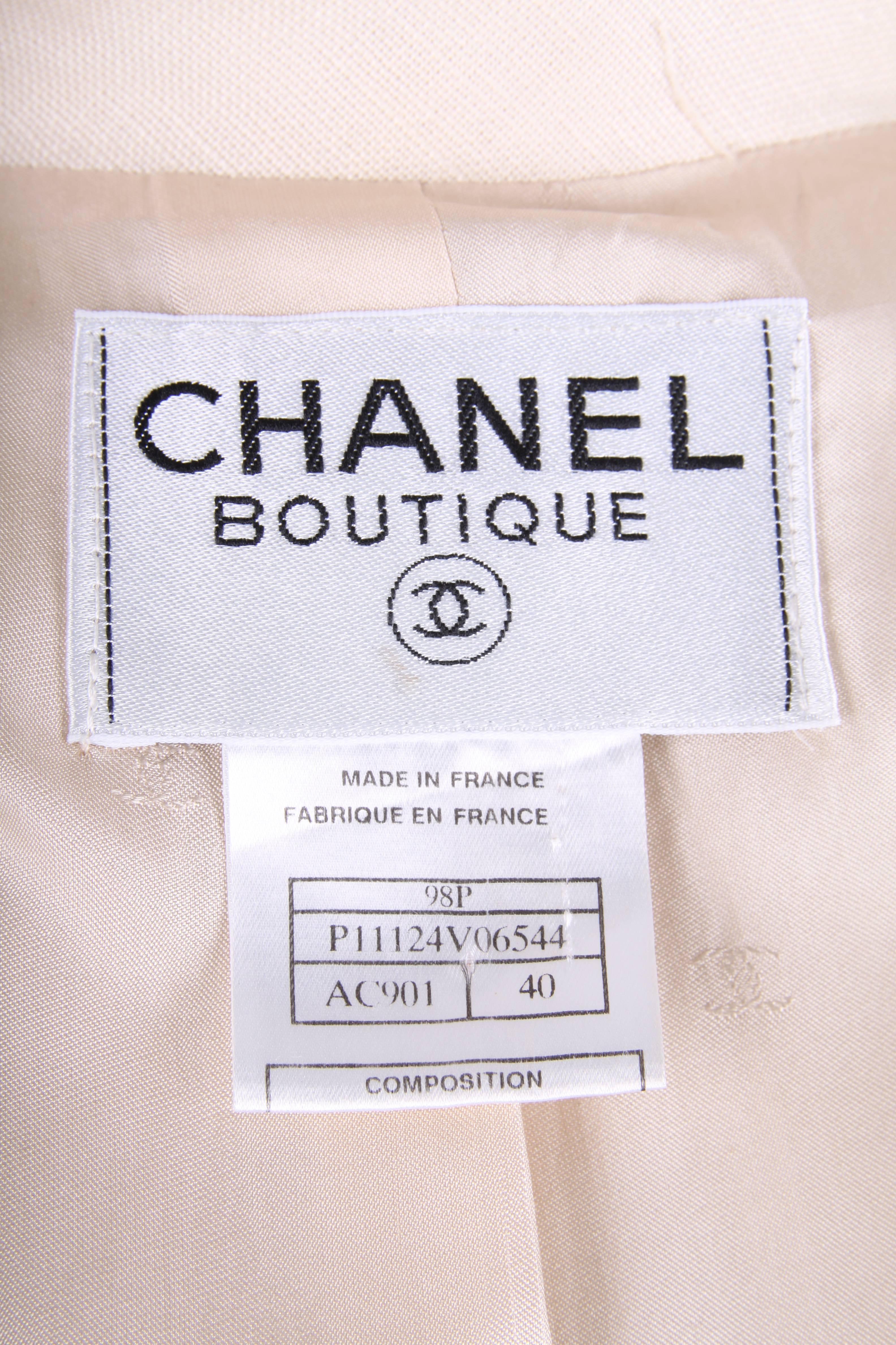 Sophisticated jacket by Chanel in beige linen, nice!   

Low-cut lapels and single button closure at the front. The button is made of matte silver metal with a CC logo in the center. At the end of the long sleeves another one of these buttons, a