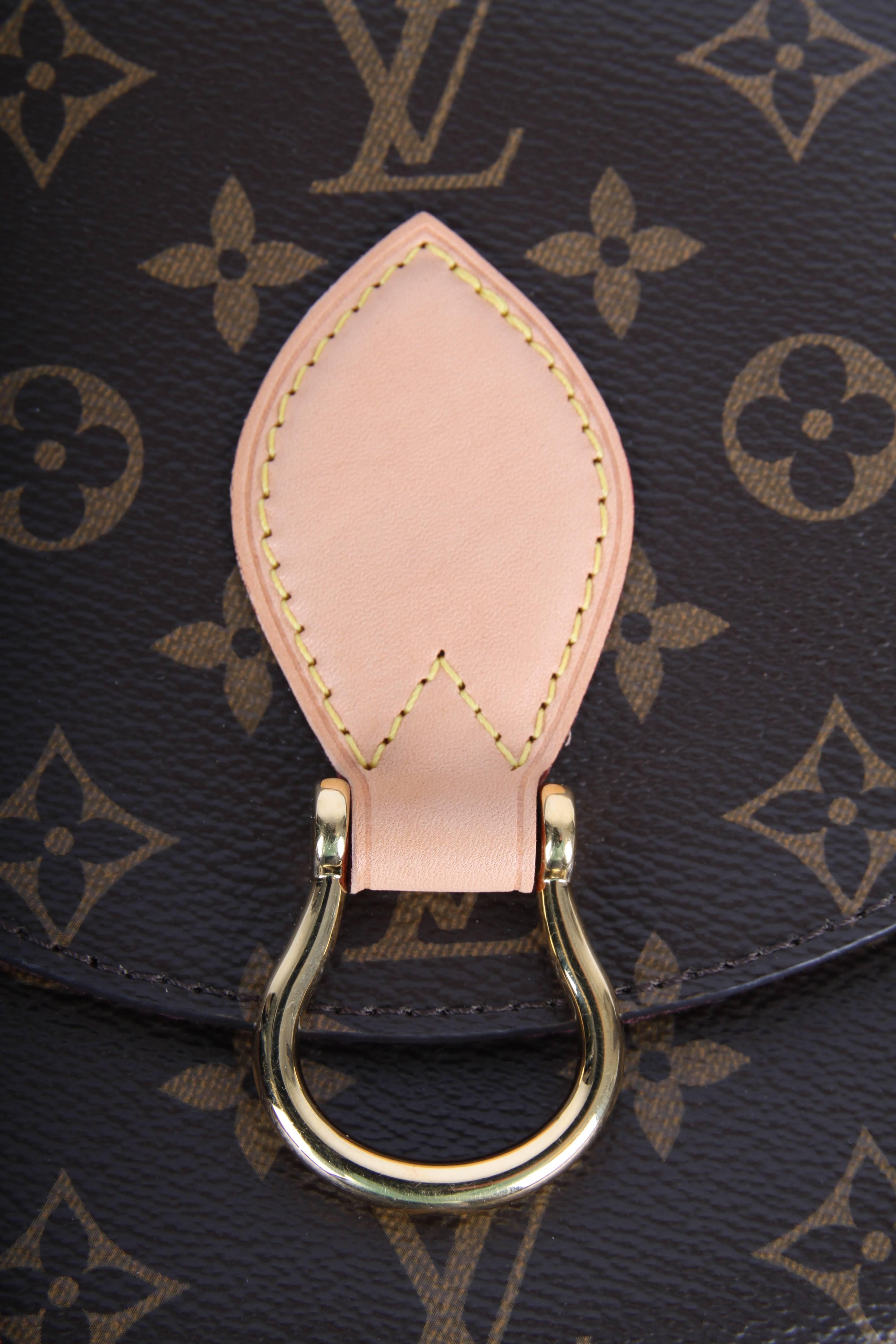 Stylish shoulder bag by Louis Vuitton, which also can be worn cross over. This is the Saint Cloud Bag.

Of course crafted from the welknown dark brown canvas covered with LV monograms. Garnished with natural-tone leather and gold-tone mini studs. A