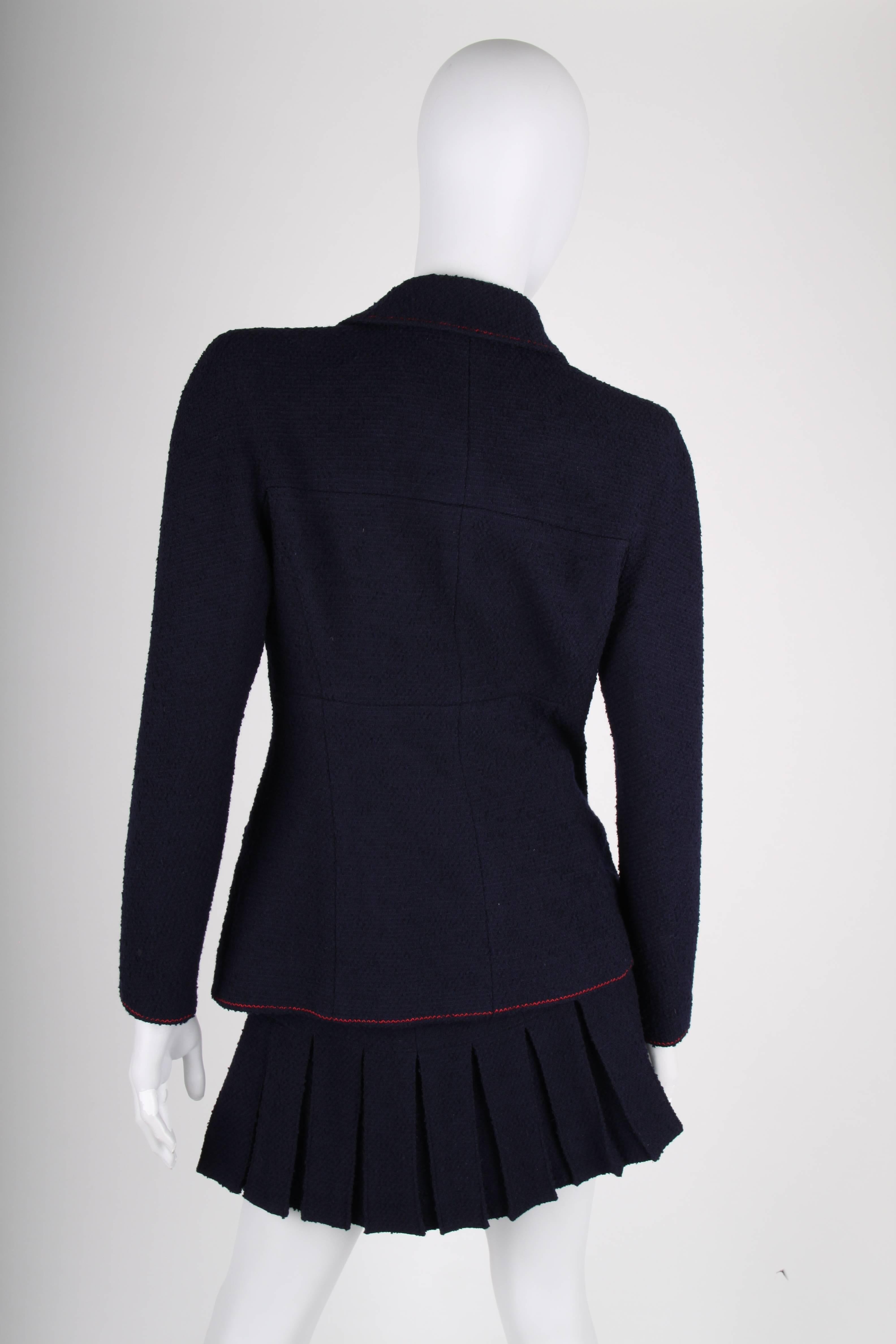 Chanel Vintage 2 Piece dark blue Boucle Suit, 1997 In Good Condition For Sale In Baarn, NL