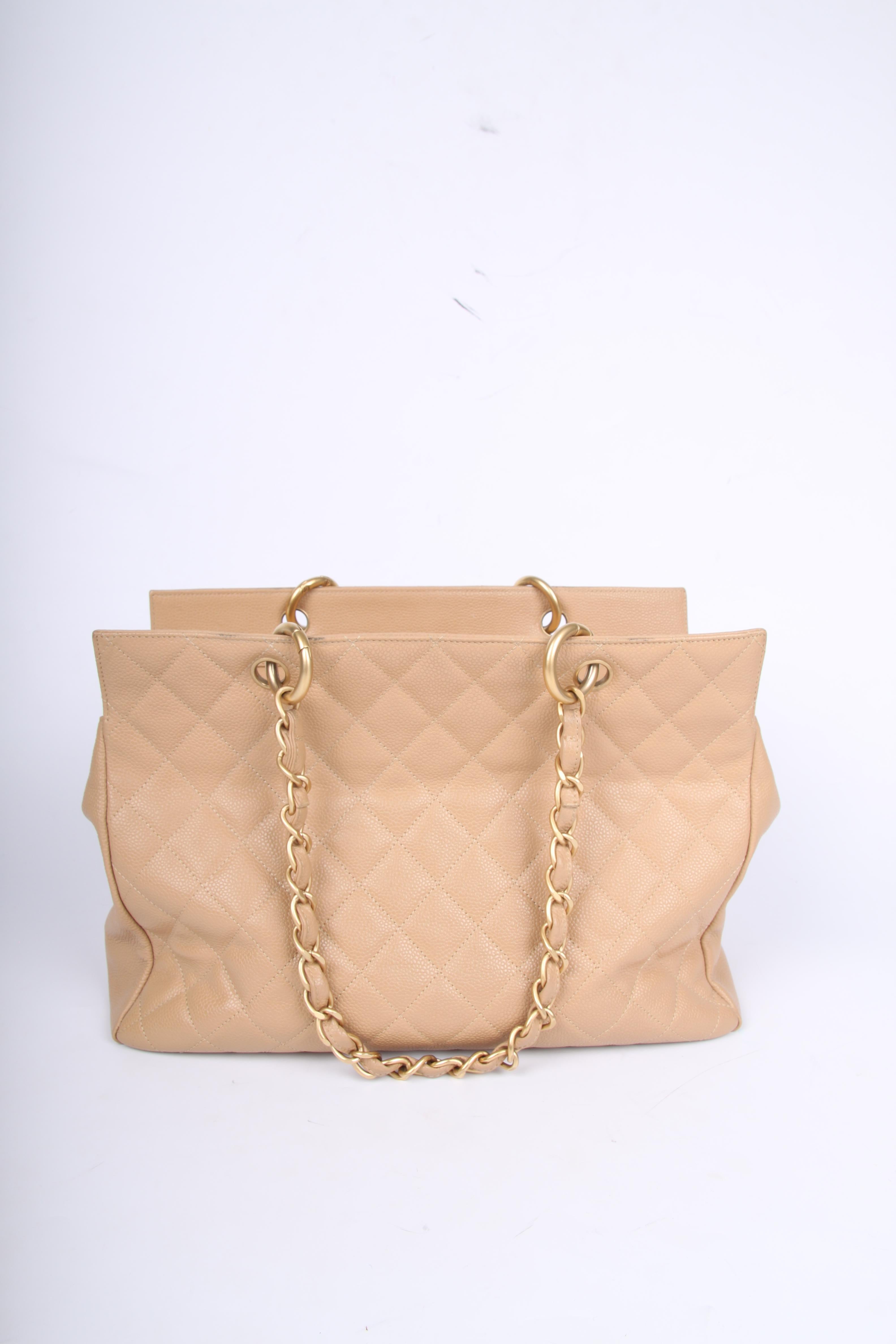 We don't see this classic bag by Chanel very often, but it is a true beauty! Timeless.

A spacious shopper with matte golden hardware and beige caviar leather. Large interlocking CC at the front of this quilted bag. Top closure with a zipper. One