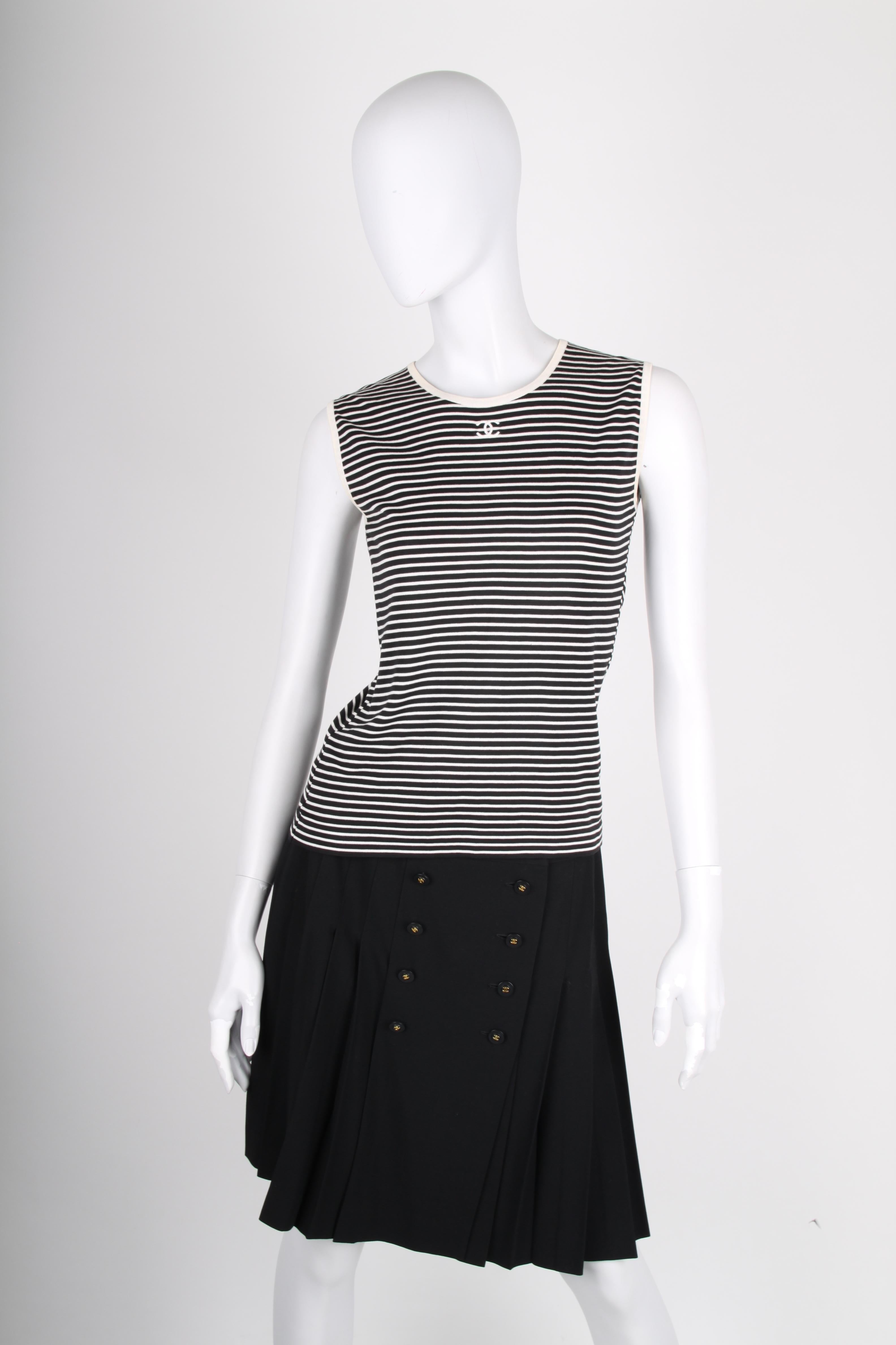Classic black & white striped top by Chanel. Nice!

Sleeveless with a round neckline. Just below the neckline a white embroidered CC logo is applied. Stretching material, comfortable to wear.

In very good condition, 9,5/10. The size- and material