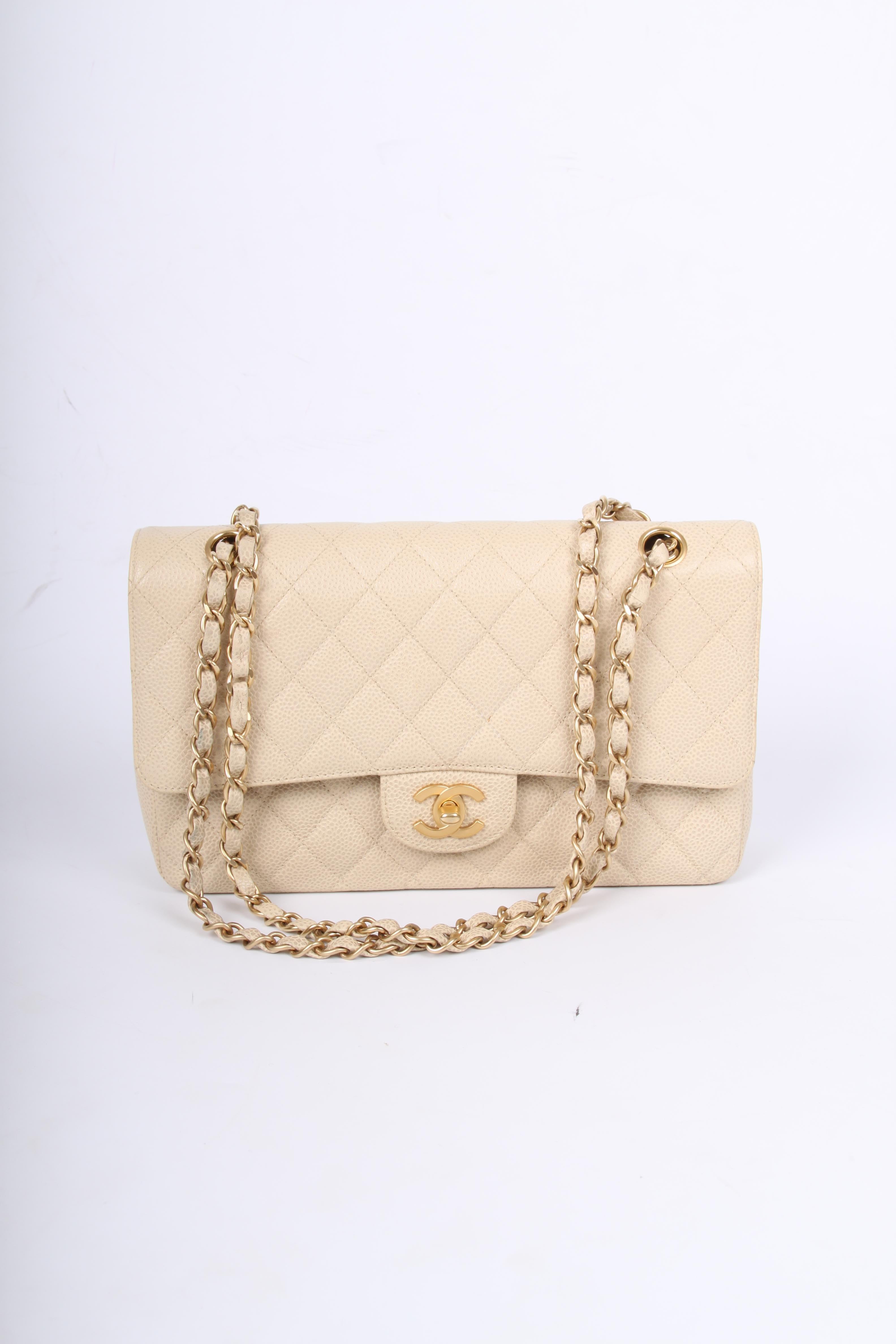 Classic bag by Chanel in very sandy beige caviar leather, this piece is like new!

This 2.55 medium double flap bag is the middle size of this classic model and measures 26 centimeters in length and is 16 centimeters high. A matte gold-tone chain