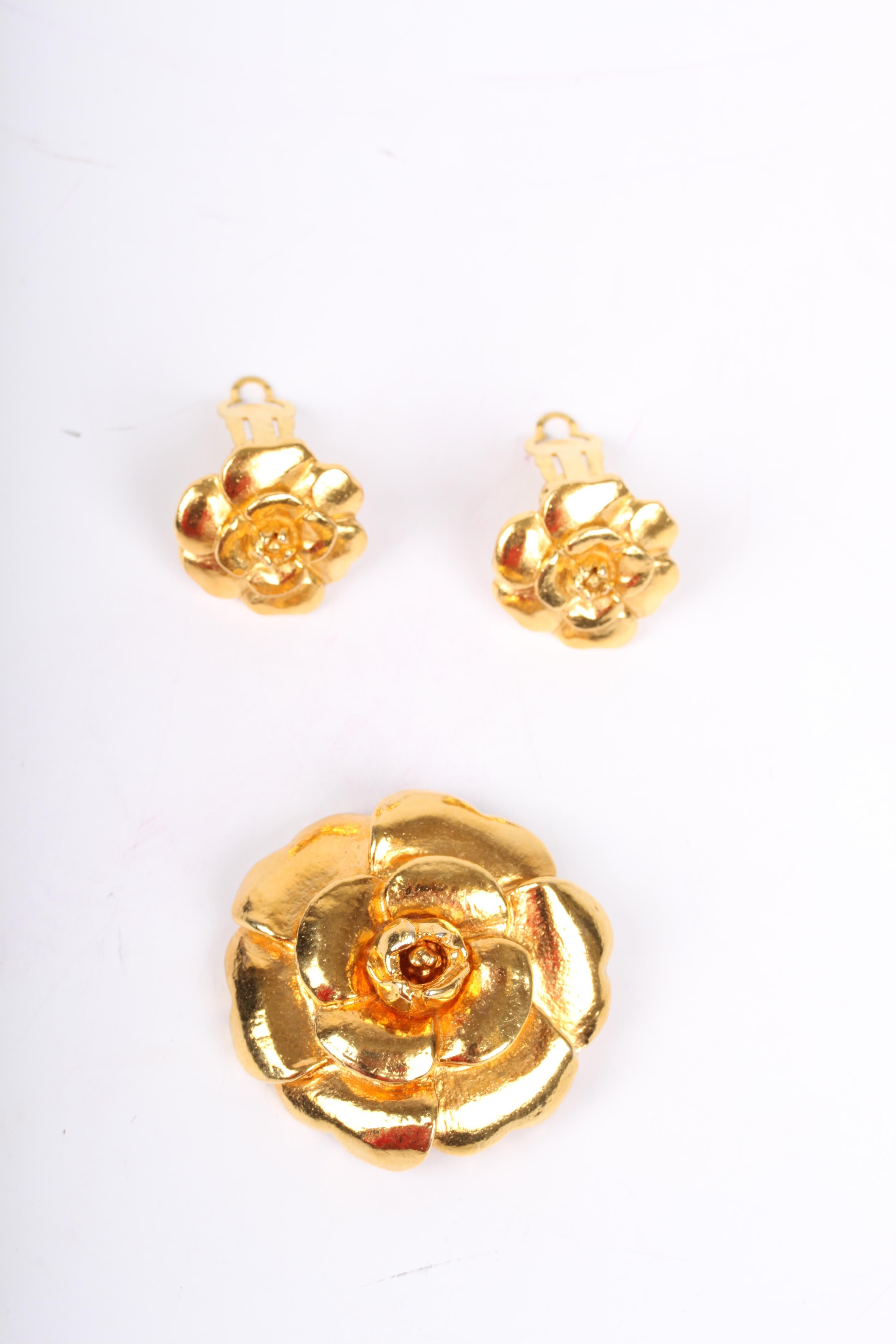 Chanel 3 pc Vintage Camellia Brooch and Earrings Jewelry Set  In Good Condition For Sale In Baarn, NL