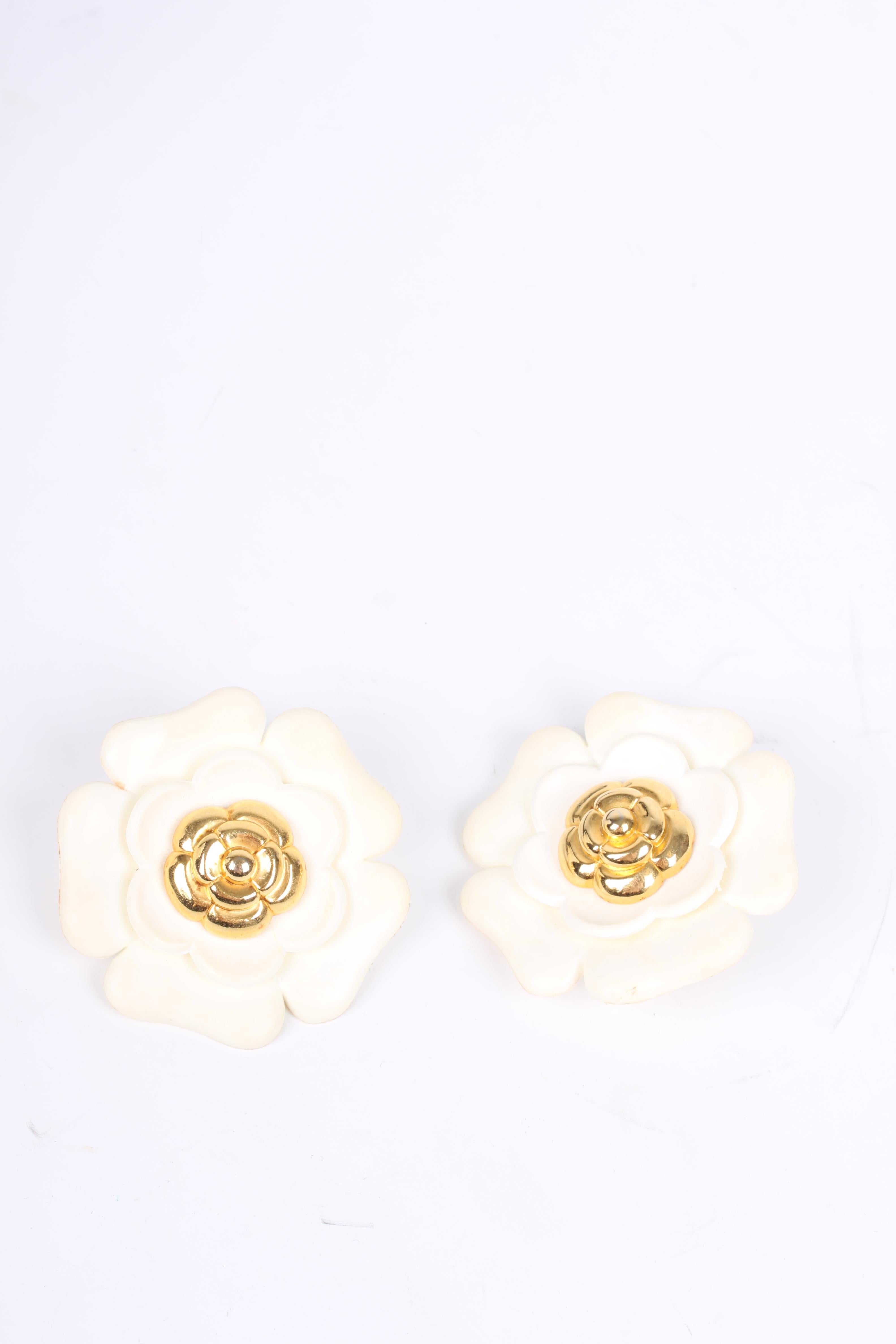   Chanel XXL Camellia Clip Earrings - white/gold   Chanel XXL Camellia Clip Earr In Good Condition In Baarn, NL