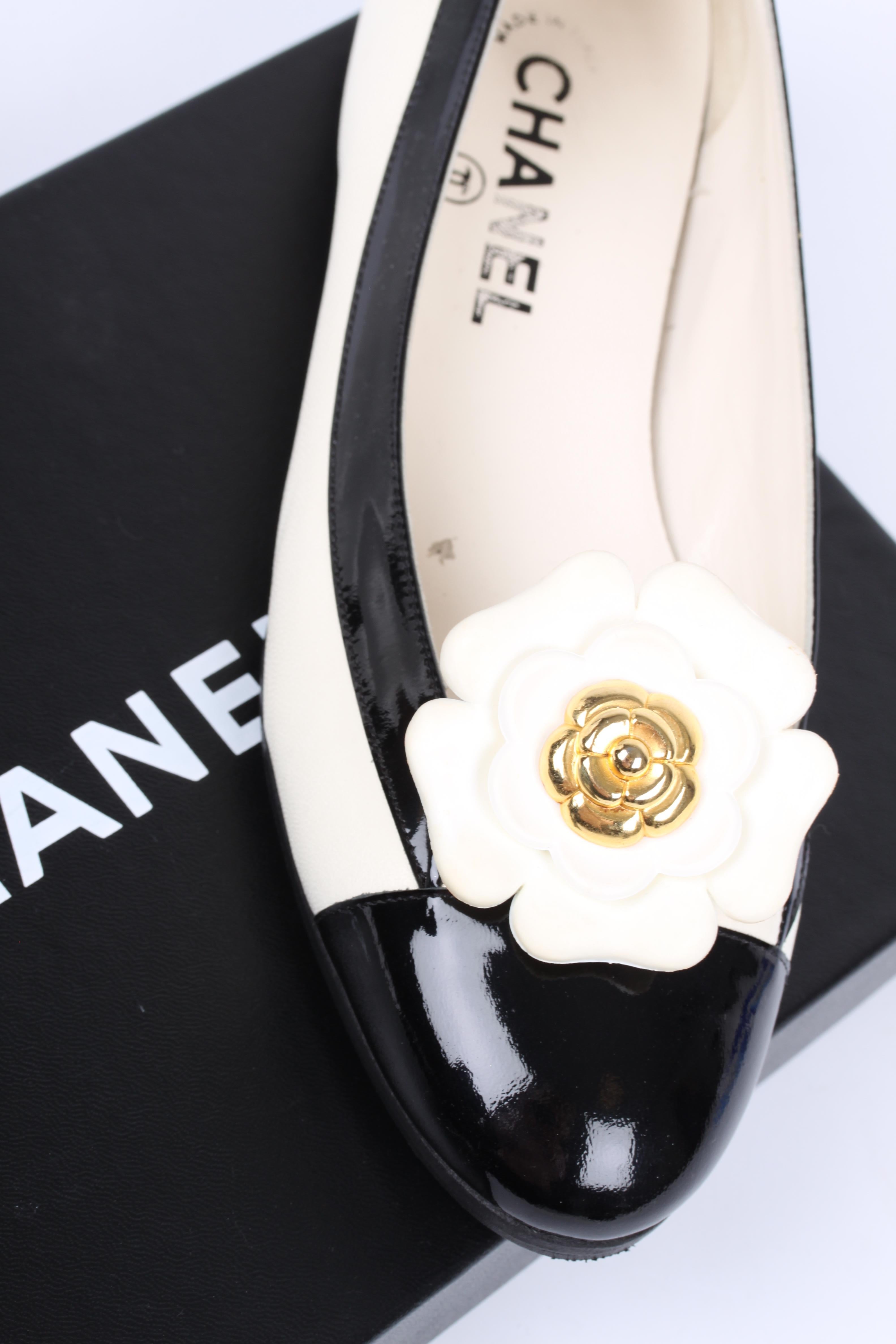 Vintage Chanel XXL Camellia Earrings in white resin with gold-tone detailing. A gold-tone clip-on on the back. Super large size, diameter 6,5 centimeters. Fantastic to spice up any outfit, and on a pair of shoes they look amazing.

This pair has