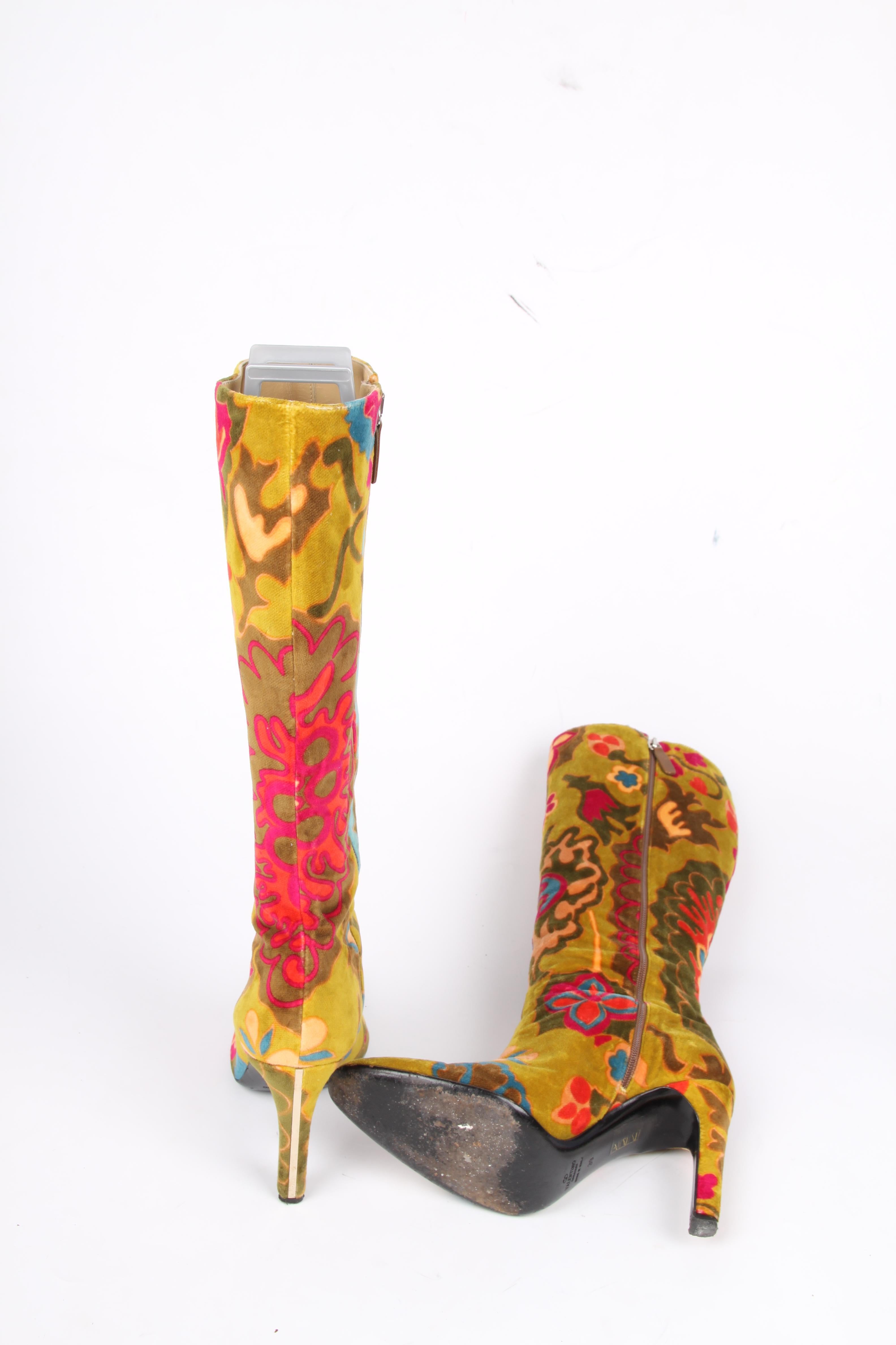 Fantastic vintage boots by Valentino Garavani.

Crafted from velvet with a multi colored floral print. An almond shaped toe and a straight heel that measures 10 centimeters. Zip closure on the side, inside lining in beige leather.

In good