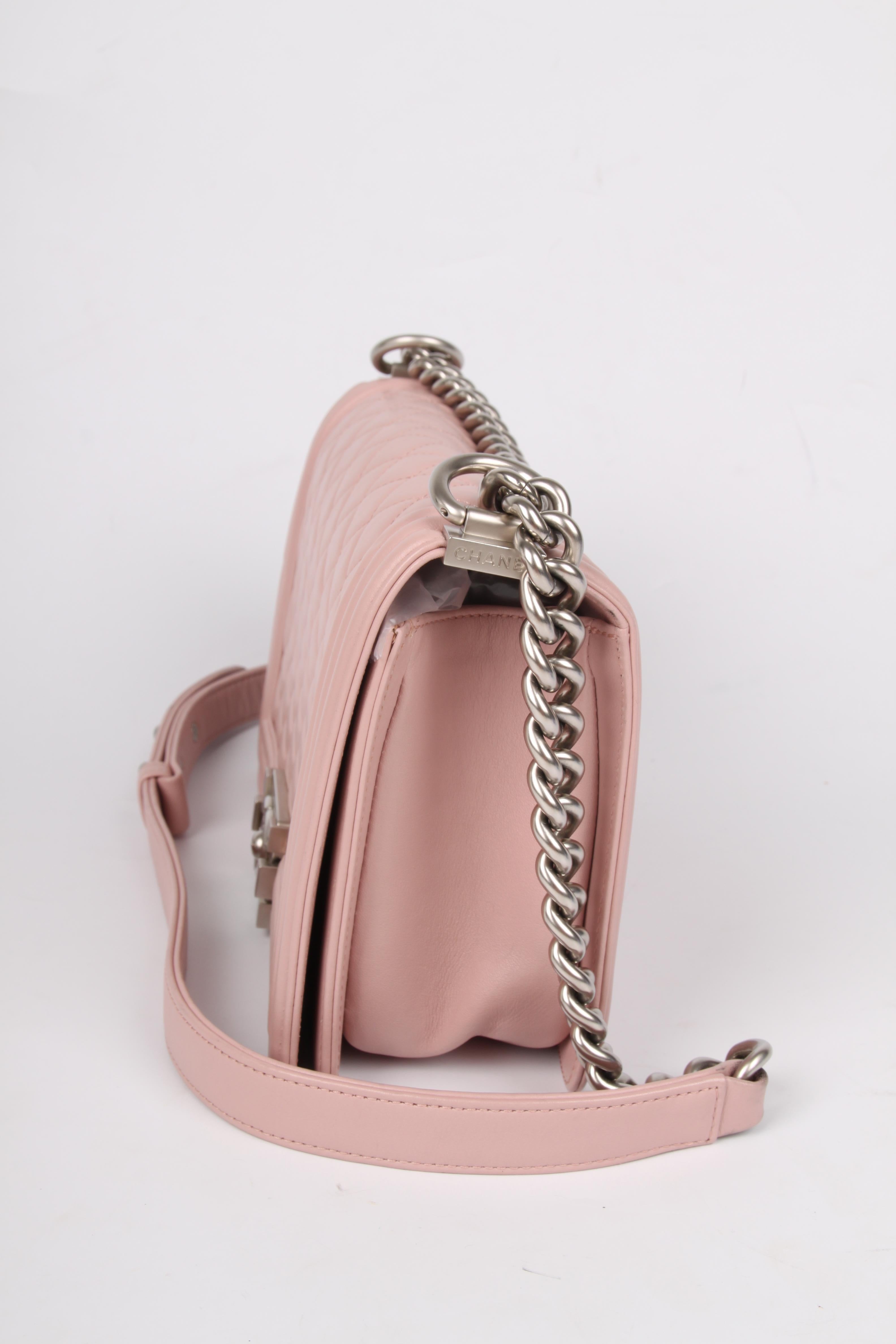 Women's Chanel Le Boy Bag Medium - dusty pale pink For Sale