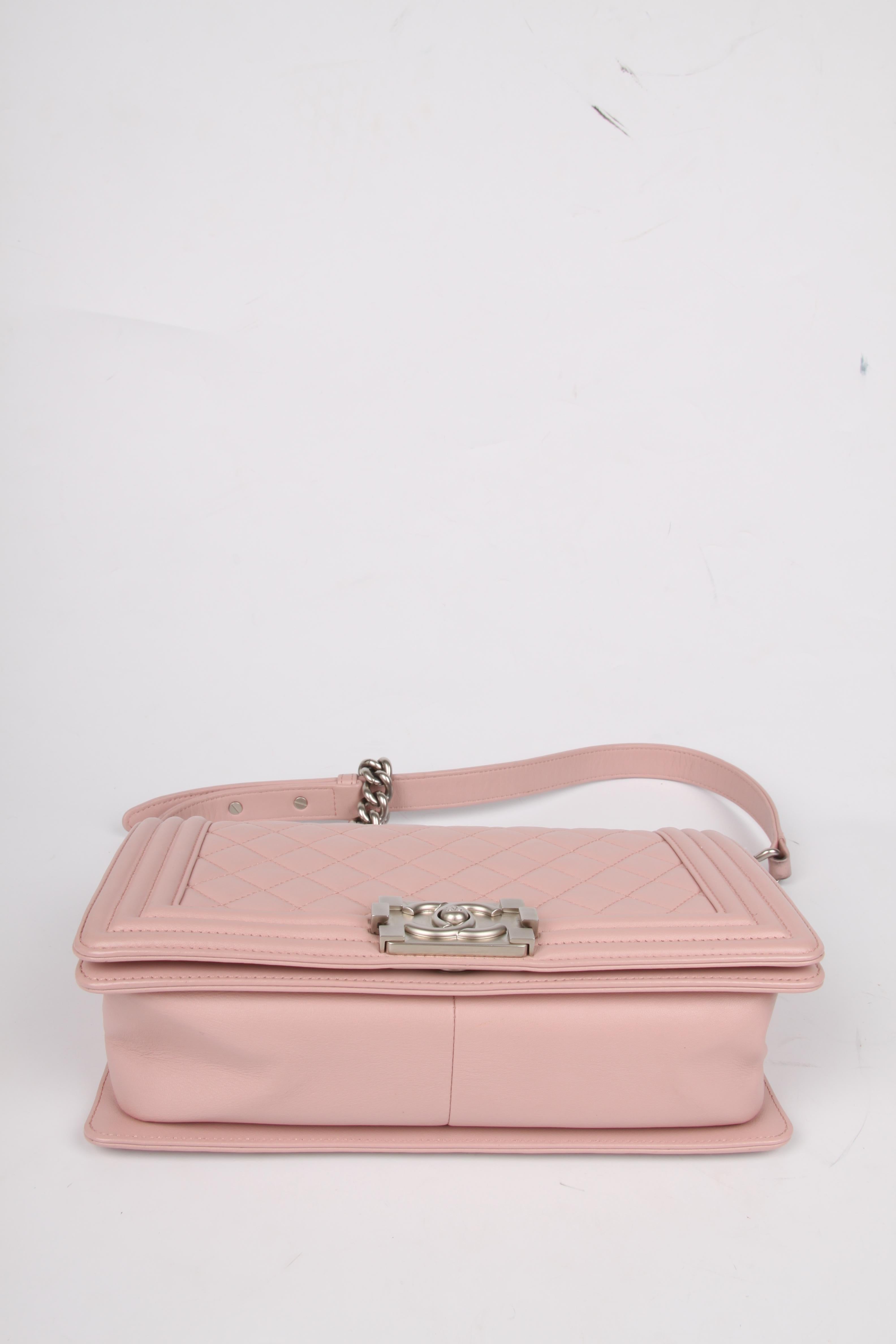 
The iconic CHANEL Boy Bag with a modern look, this is size medium.

This dusty pale pink bag is from 2014/2015, in 2011 Karl Lagerfeld introduced the signature lock of this bag. An unique lock, you have to push it on both sides to open it. Karl