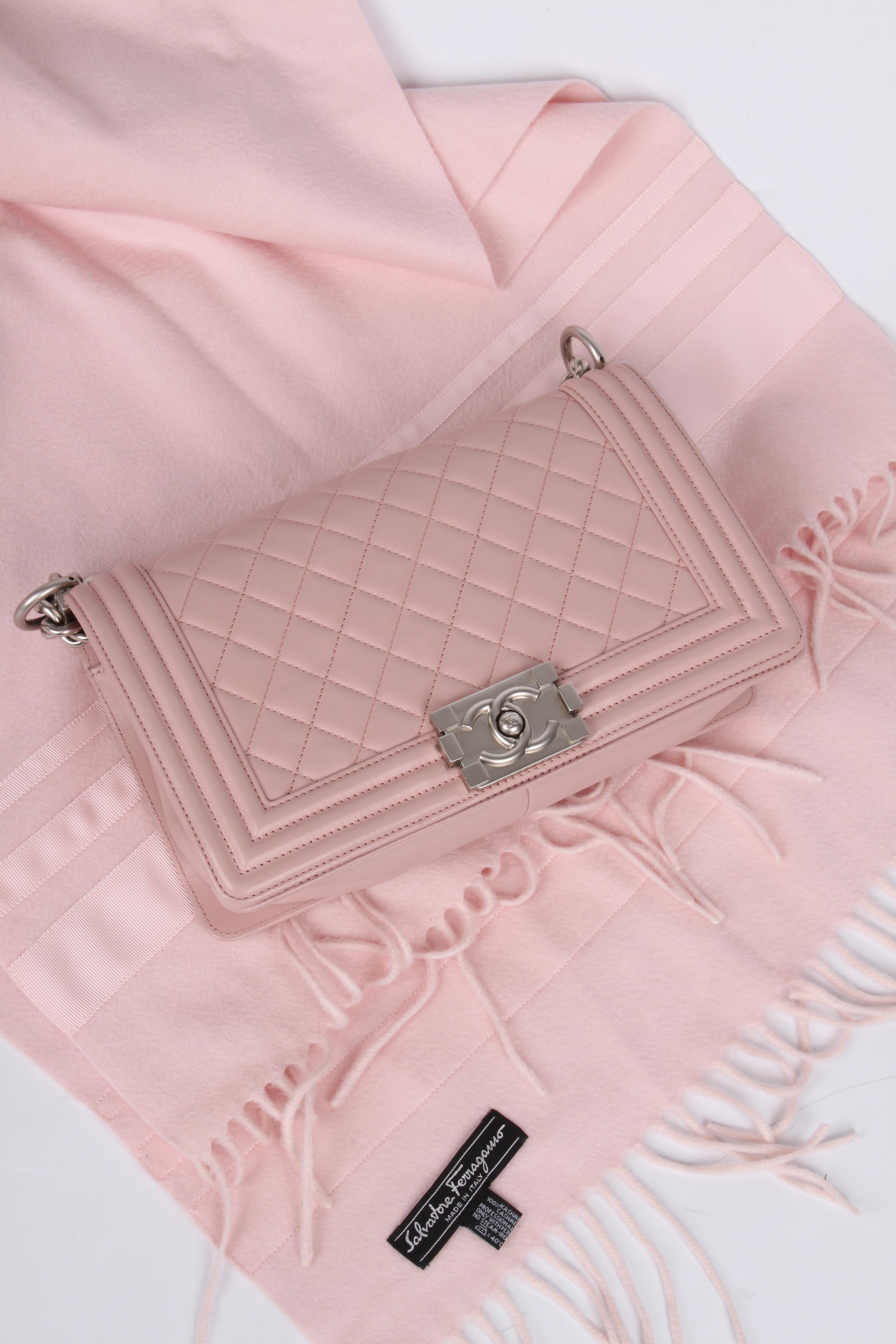 Chanel Le Boy Bag Medium - dusty pale pink For Sale 1