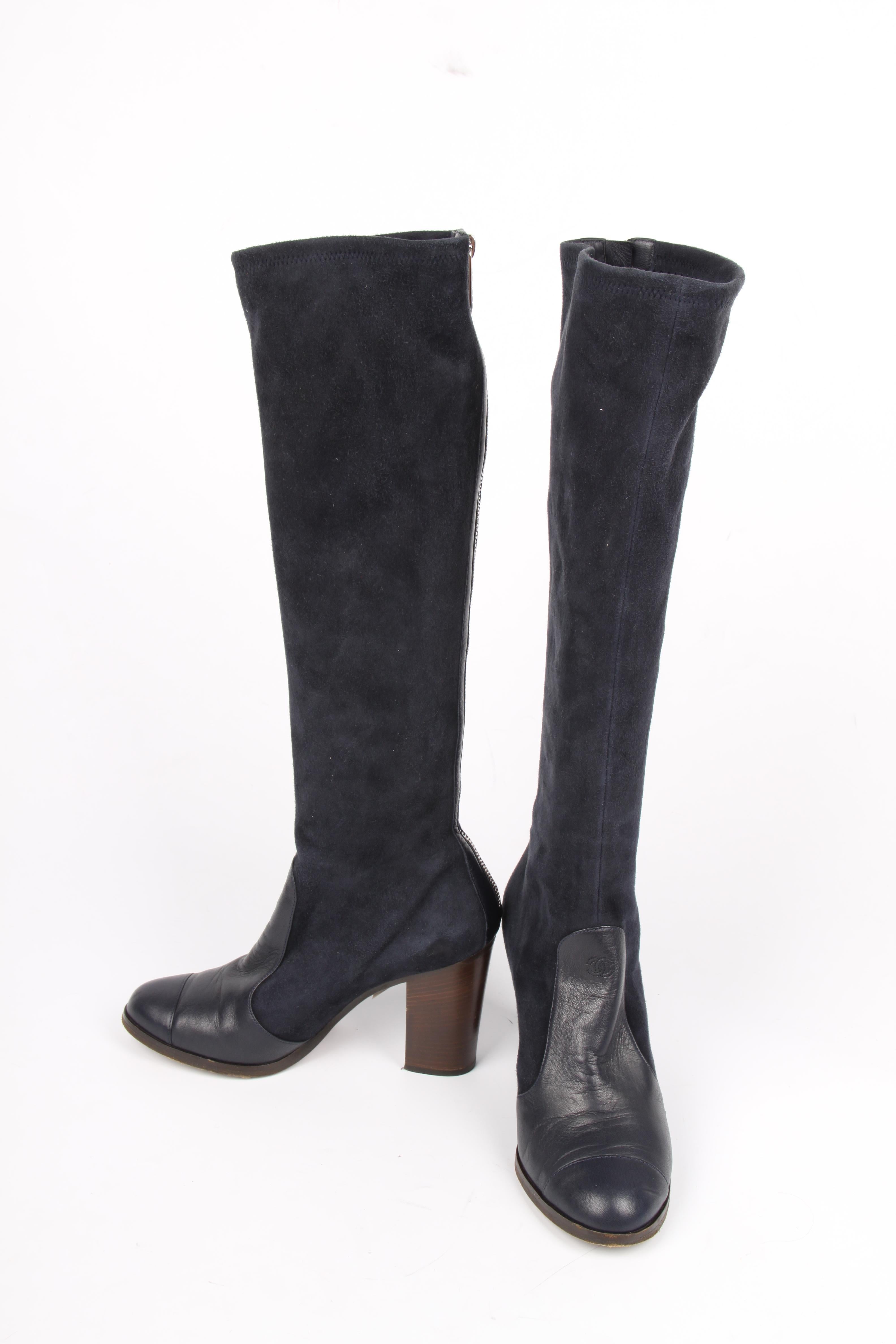 Knee-high pair of boots by Chanel in dark blue leather and suede, wow!

An almond shaped toe and sturdy heel that measures 9 centimeters, no platform. On the back a long silver-tone zipper, the stretching shaft measures 43 centimeters. 

A