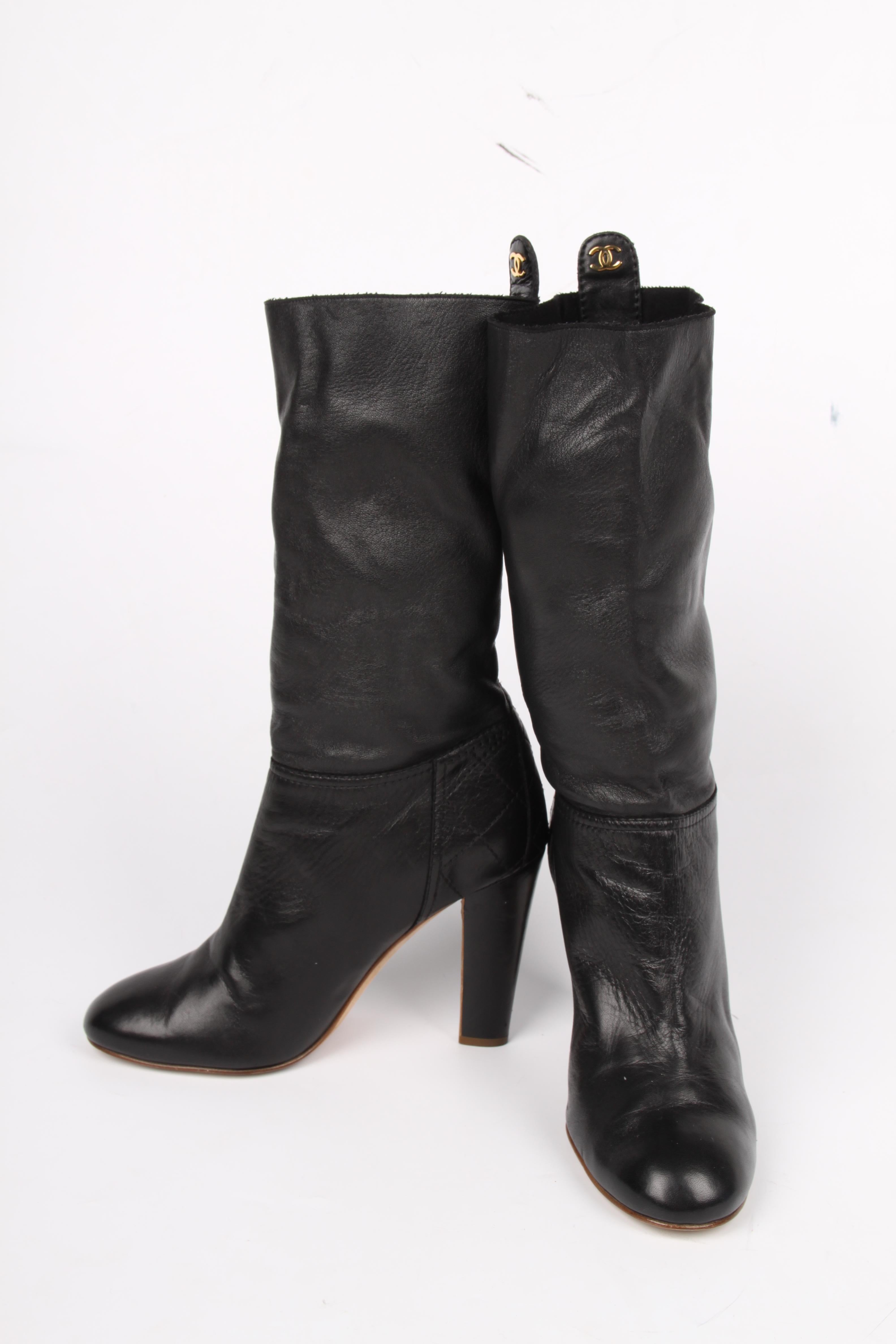 Fine pair of boots by Chanel in black leather.

An almond shaped toe and sturdy heel that measures 10,5 centimeters, no platform. On the back a quilted detail and on top of the boot a tab with CC logo. No zippers in the shaft.

A natural-tone