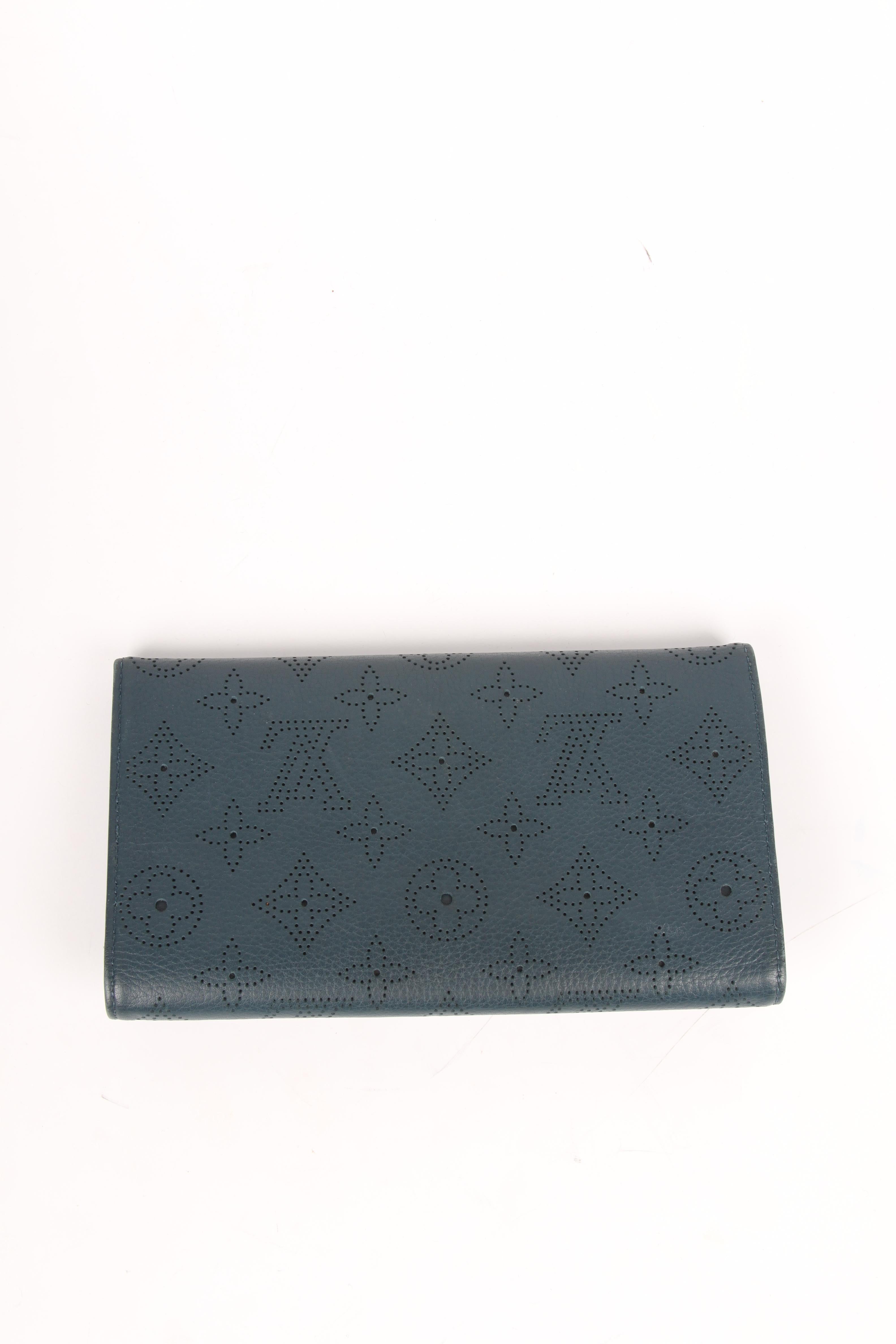 We love Louis Vuitton... And we want this wallet now! Now!

This spacious wallet carries the name Amelia Wallet, and this one is crafted from dark blue Mahina leather. Mahina is Polynesian for a lunar deity. The welknown LV monograms are very subtle