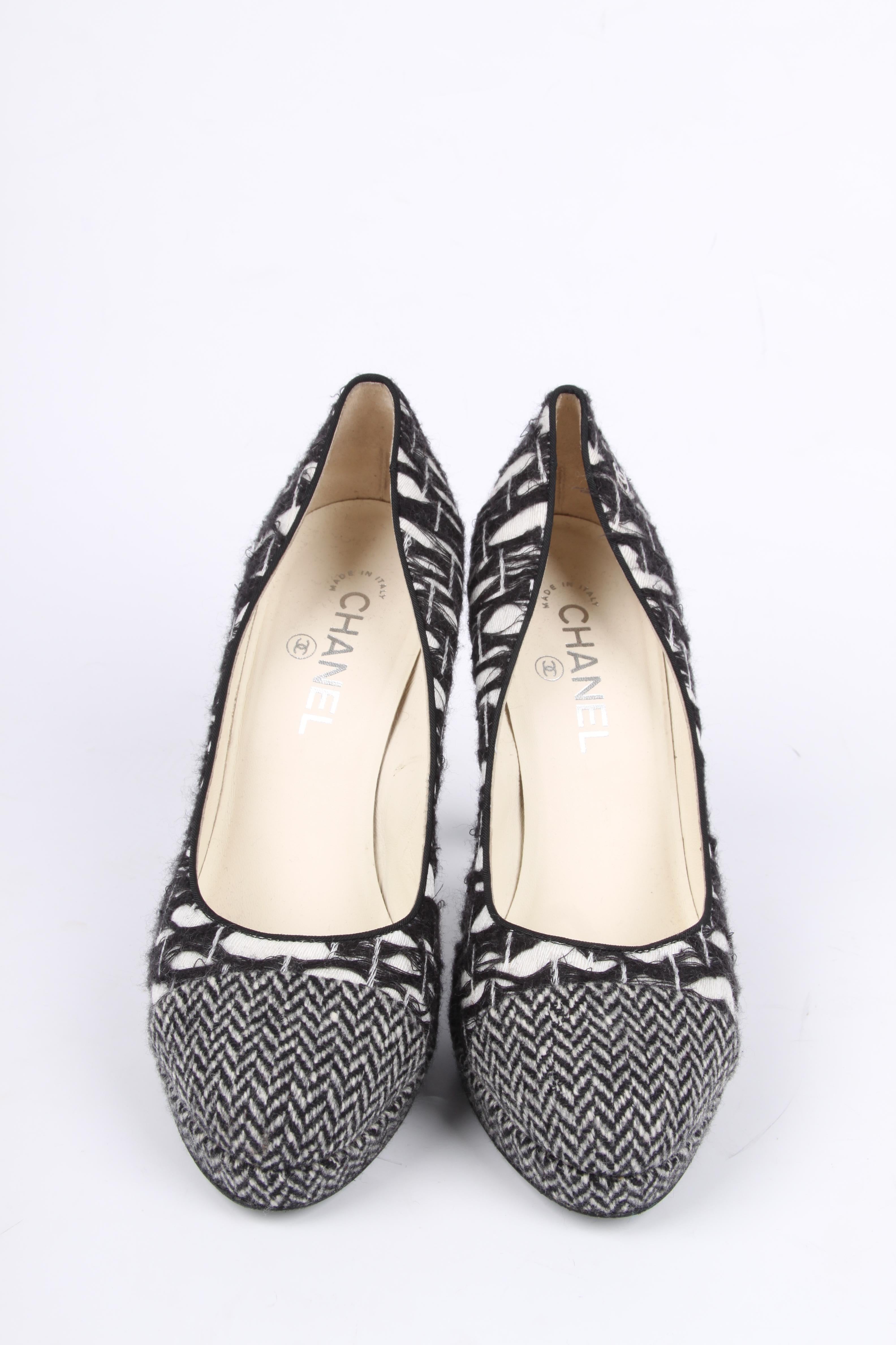 Soooo beautiful! Pair of heels by Chanel in black and white tweed.

A round toe, the heel with silver-tone detailing is 11,5 centimeters high and the platform is almost 2 centimeters high. Fully lined with off-white leather, a silver-tone Chanel