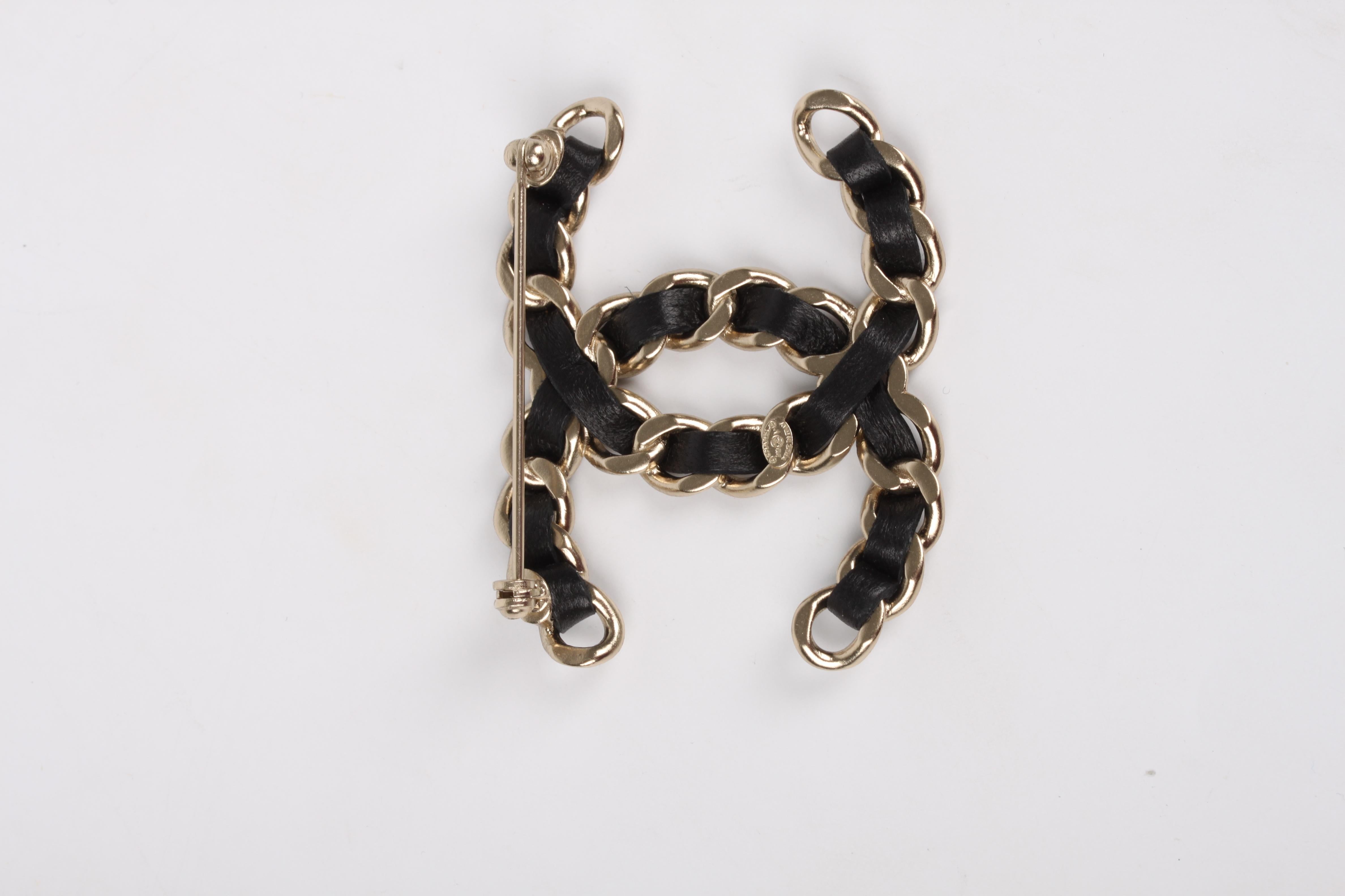 Chanel CC Logo Brooch Matte Silver - black In Excellent Condition For Sale In Baarn, NL
