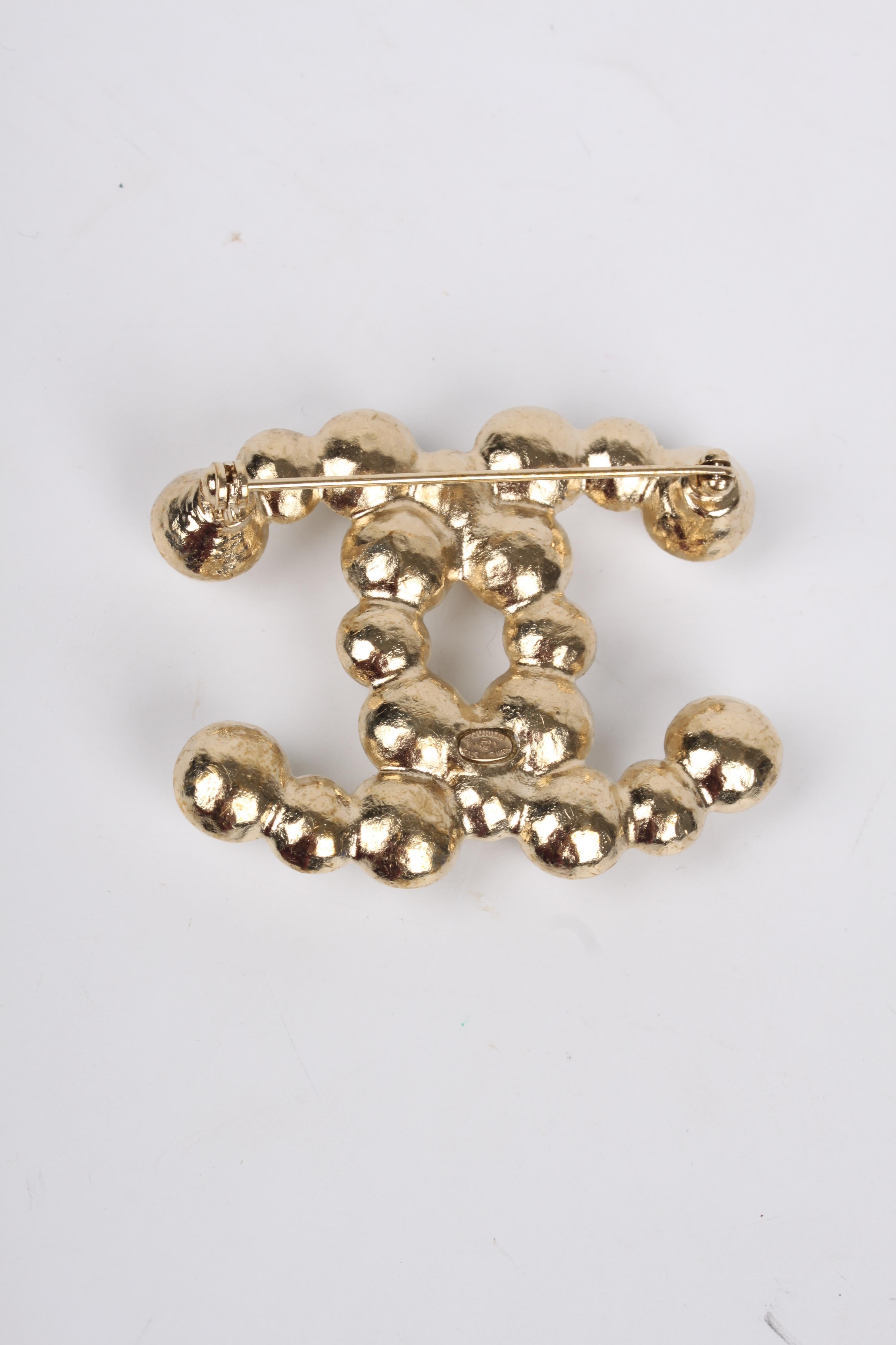 Women's or Men's Chanel CC Logo Pearl Brooch - gold