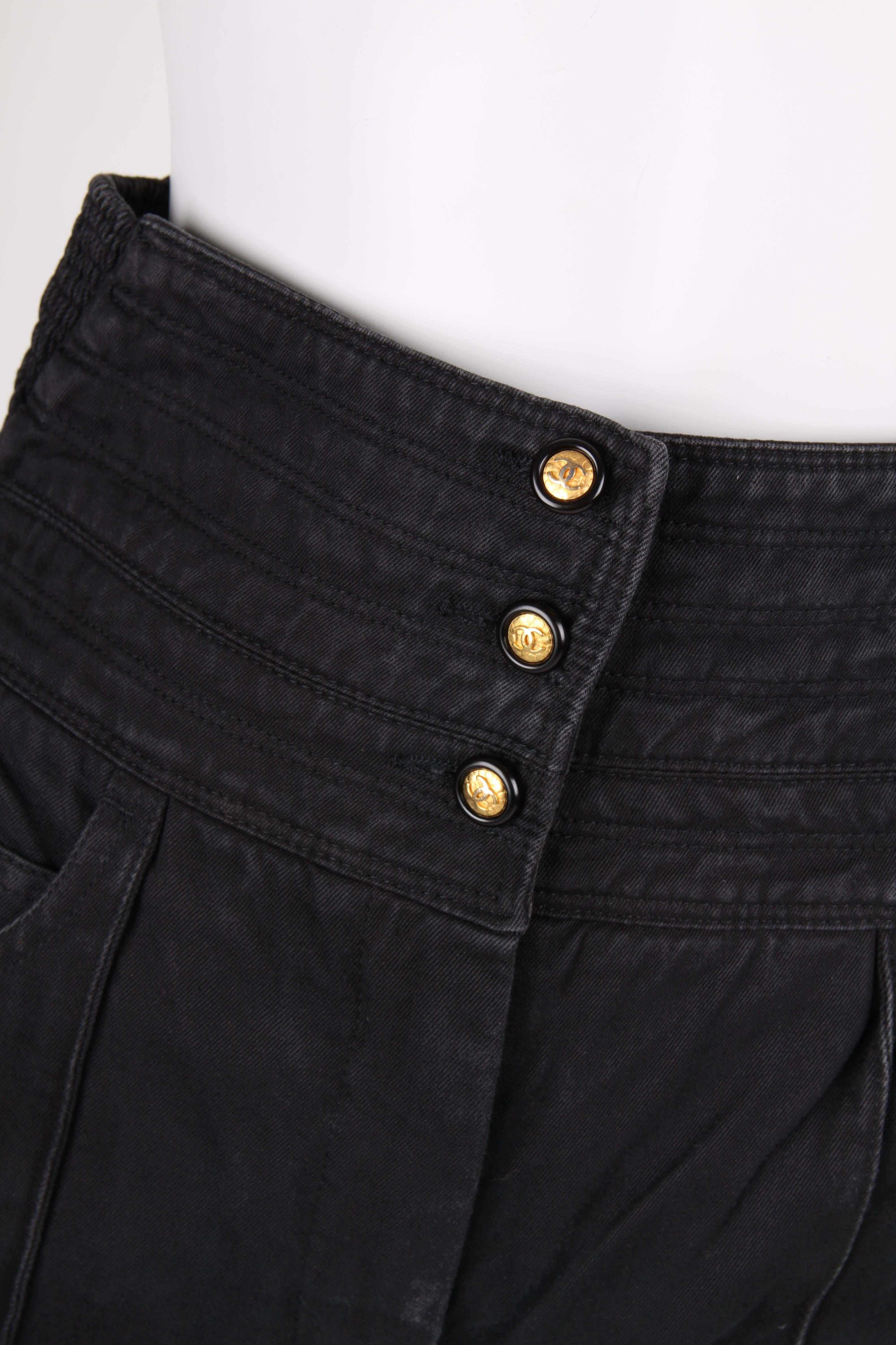 Fantastic pair of bell bottom trousers by Chanel, spring collection 2003.

Made of 100% cotton, has a high waist and closes with three black/golden buttons embellished with the CC logo. Some elastic has been added to the waist for extra comfortable