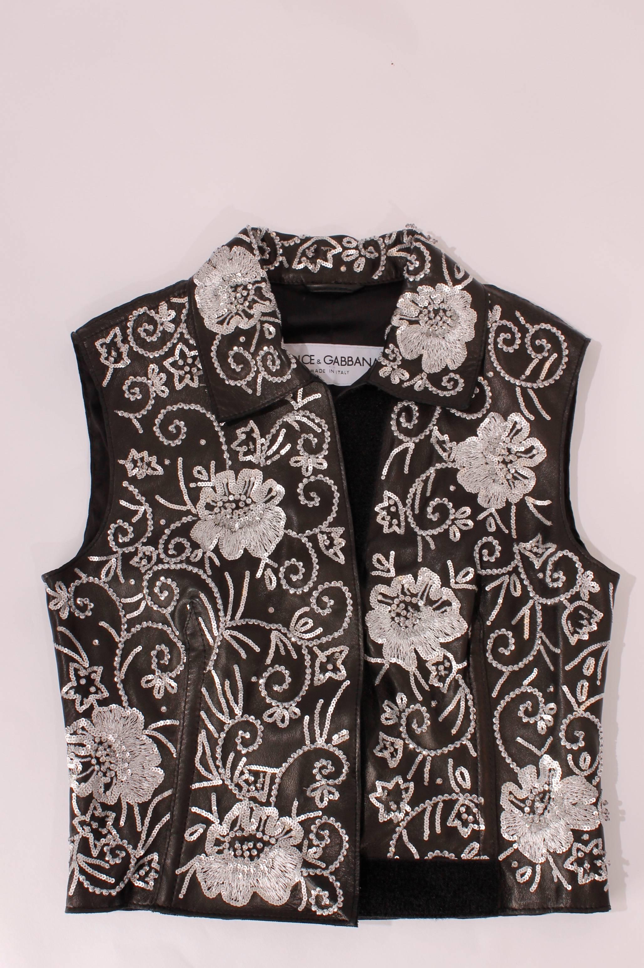 Black vest with embroidery of flowers made with stones and sequins. Closes with velcro.

Italy size 42

