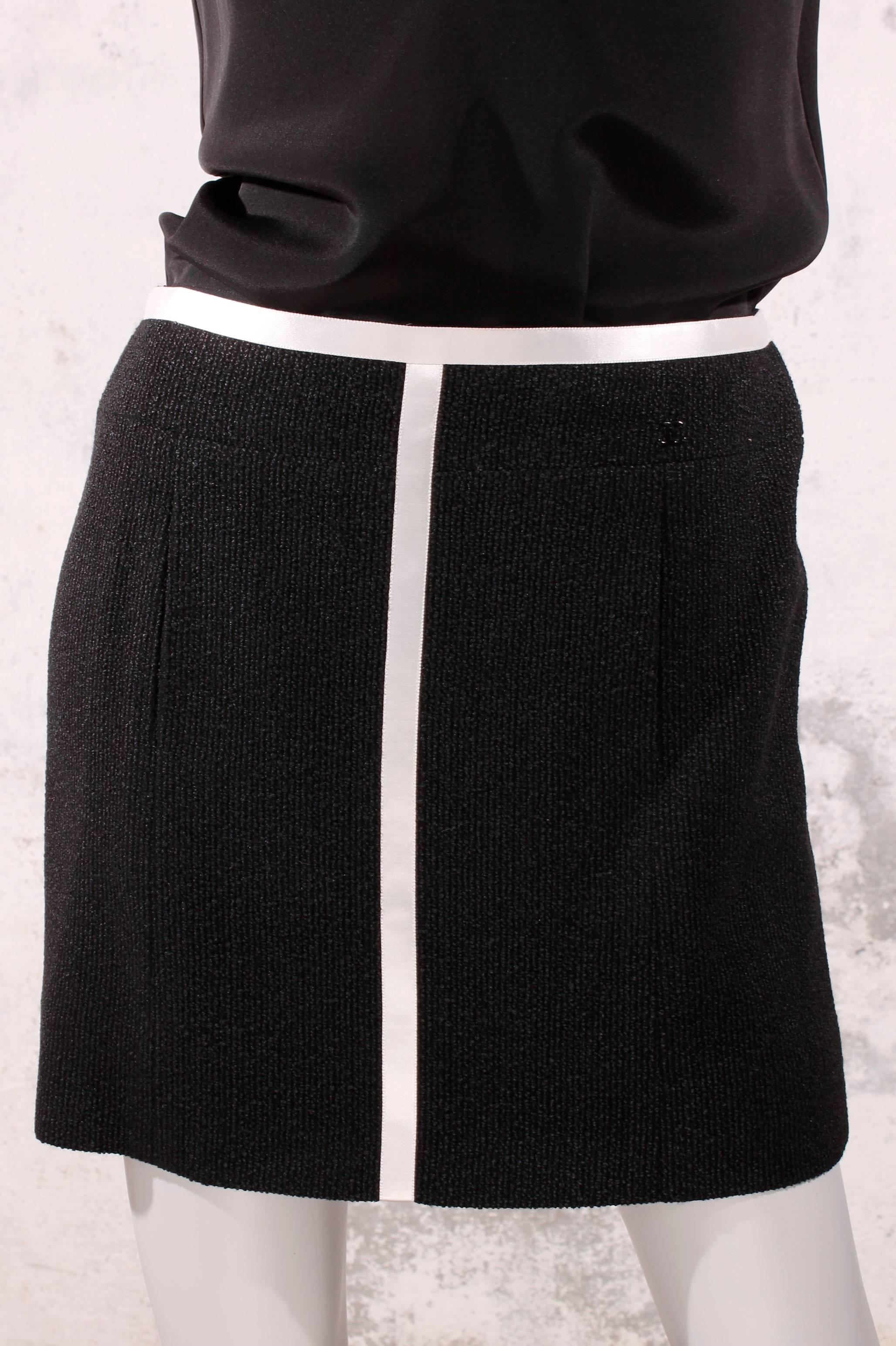 Women's Chanel Jacket and Skirt - Black & White For Sale
