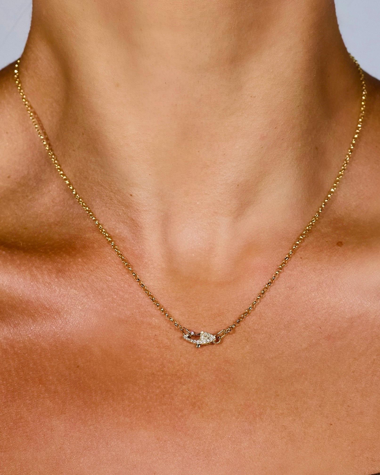 *Limited Time Holiday Sale*

Diese zeitlose und außergewöhnlich haltbare 18-Zoll-Rollokette ist aus massivem 14-karätigem Gold gefertigt und mit unserem charakteristischen doppelseitigen Verschluss mit handpavéierten natürlichen Diamanten versehen.