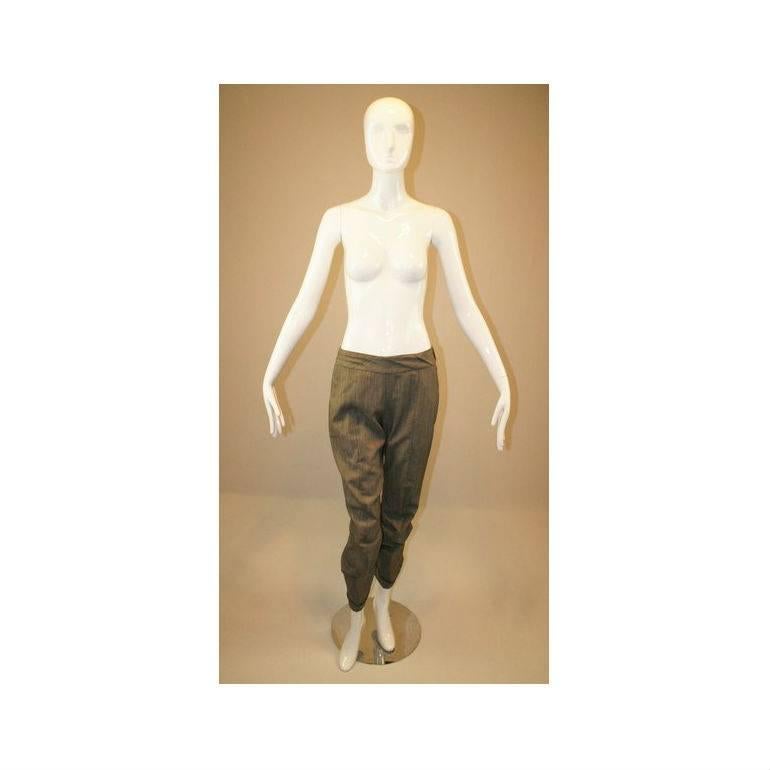 S/S 1999 Alexander McQueen Pantalones Grises S-Bend Savage Beauty Museum Negro