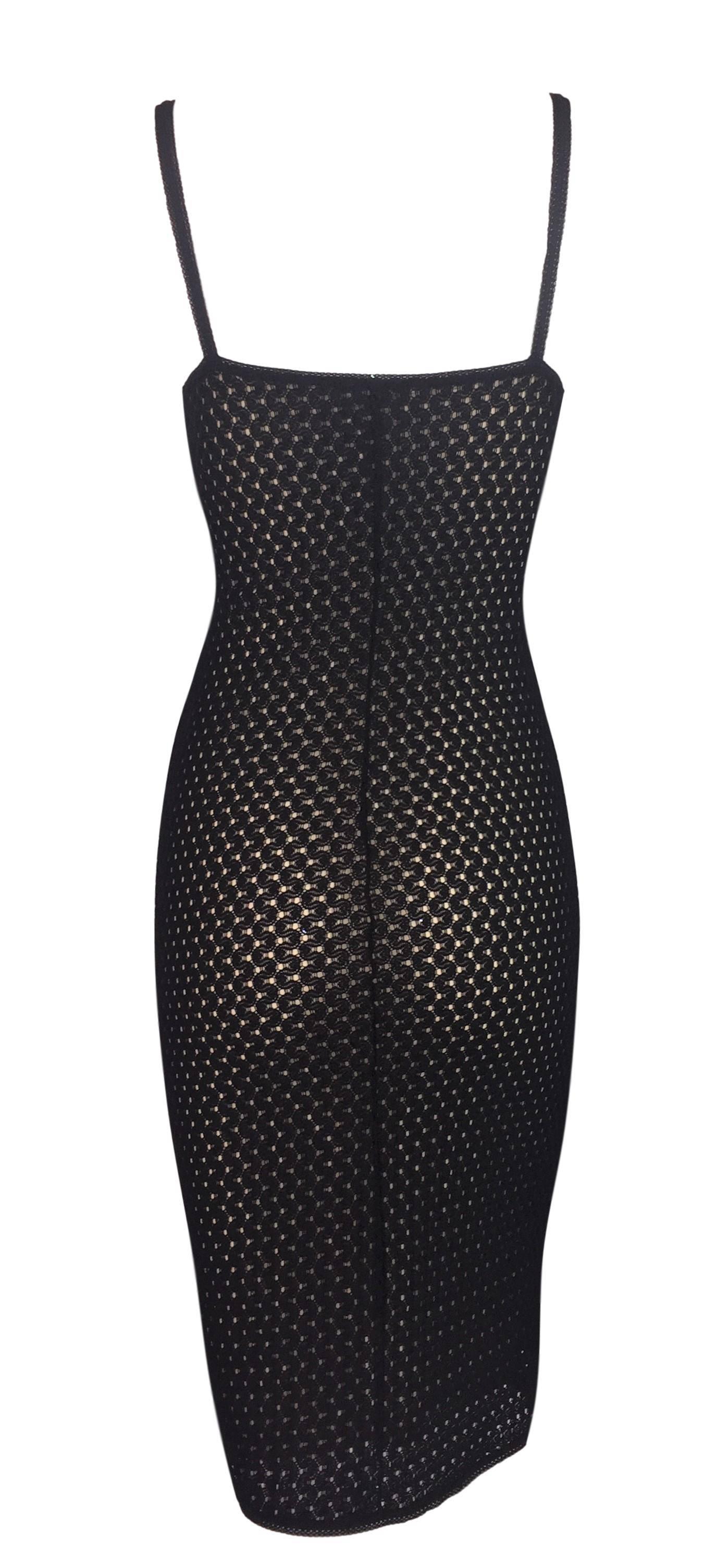 DESIGNER: 1990's D&G by Dolce & Gabbana

CONDITION: Good- no flaws!

FABRIC: Nylon & Spandex

SIZE: 26-40 with a lot of stretch

MEASUREMENTS; provided as a courtesy only- not a guarantee of fit: 

Chest: 28-44