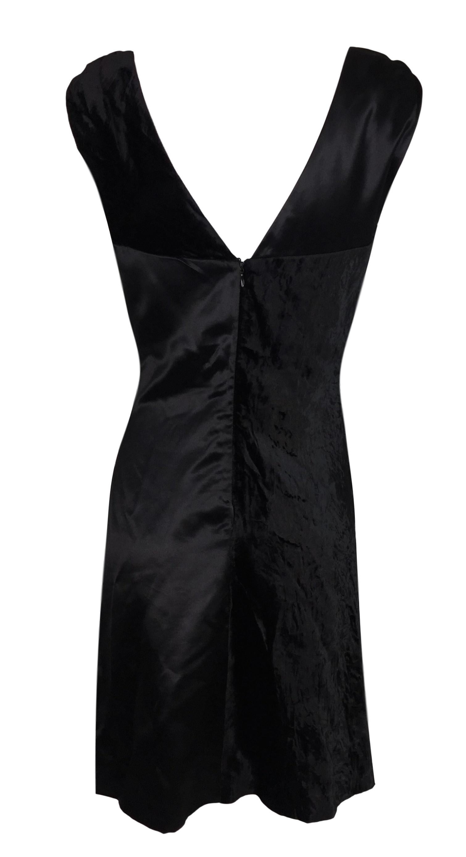 S/S 1995 Gianni Versace Black Silk Velvet MOD Plunging Mini Dress In Good Condition In Yukon, OK
