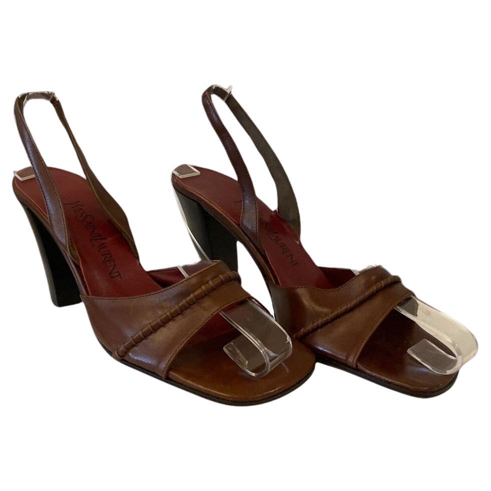 Zapatos de tacón vintage Yves Saint Laurent de color marrón. Puntera abierta, tacón alto grueso y ribete de cuerda a lo largo de la pala.

Circa: 1975-1976
Yves Saint Laurent
Piel
Marrón
Talla marcada 6.5
Fabricado en Italia
¡Excelente estado! Sin
