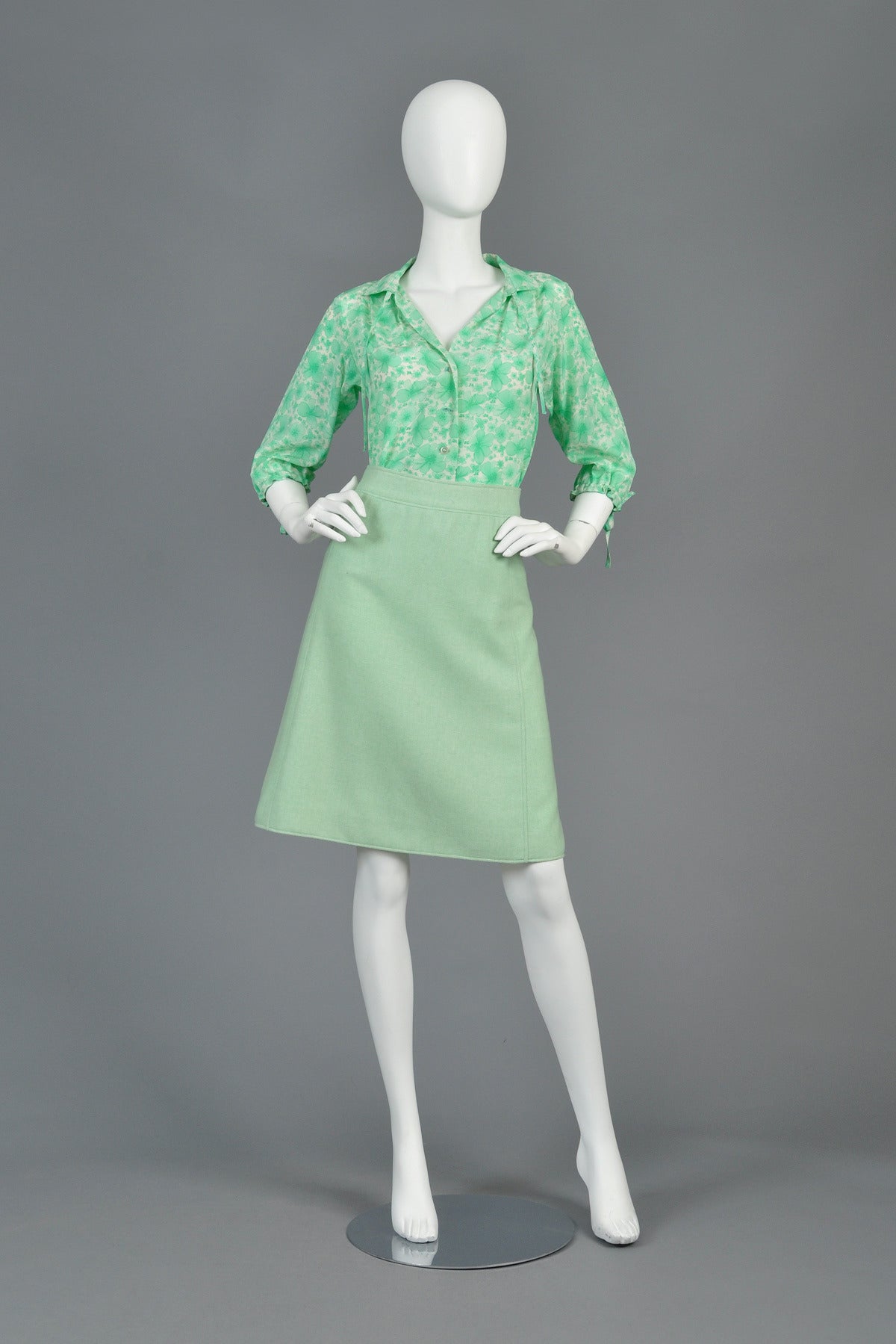 Classic vintage 1960s/70s Courrèges sage green mod skirt. Simple, flattering shape with perfect stitched details. Concealed zipper on back quarter. Twilled wool blend. Fully labeled. Excellent vintage condition.

MEASUREMENTS
Waist: 24.5