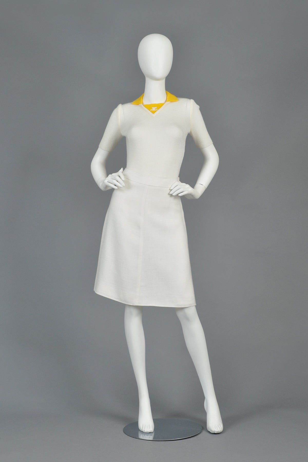 Versatile vintage 1960s/70s Courrèges skirt. Simple white feminine skirt. Perfect for Spring cocktails or a quick game of tennis. Linen textured rayon. Fully labeled with Courrèges + Bonwit Teller labels. Excellent condition.