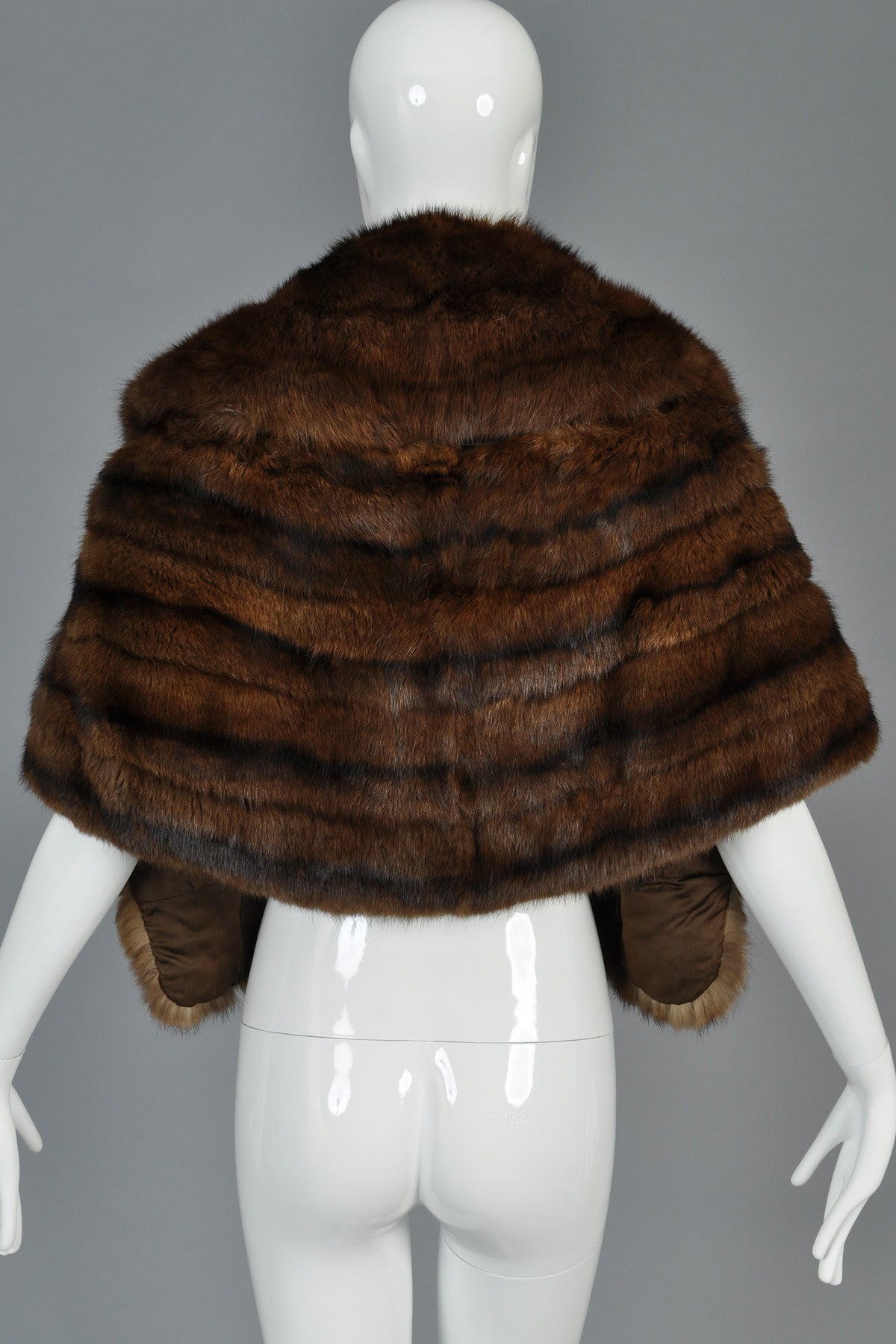 Lovely 1950s Russian Sable fur stole. Gorgeous little piece! Perfect for styling with a gown, over a leather or denim jacket or just wear it as is! Fur is soft + supple with no rips, tears or odors. 

MEASUREMENTS
Bust: 42