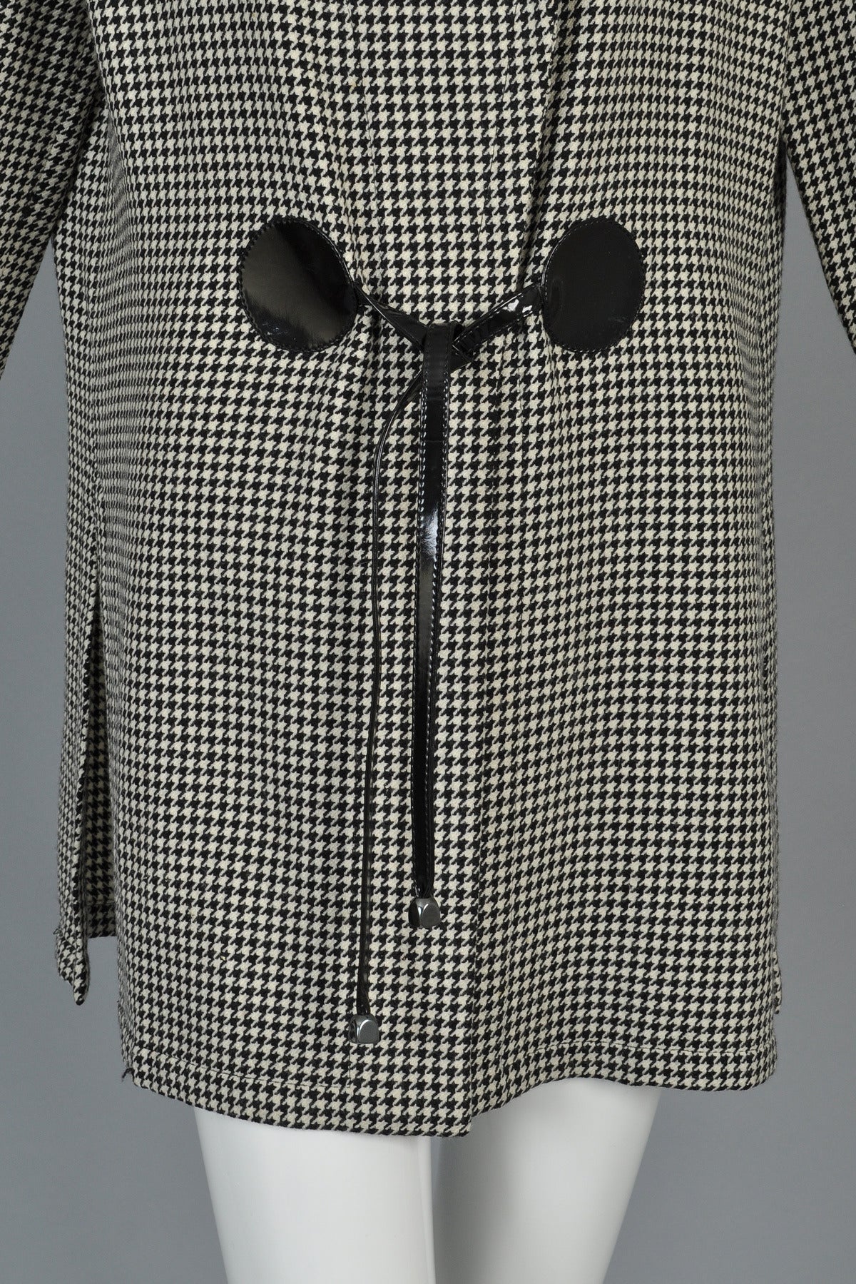 F/W 93 Pierre Cardin Haute Couture Houndstooth Vinyl Tie Jacket In Excellent Condition For Sale In Yucca Valley, CA