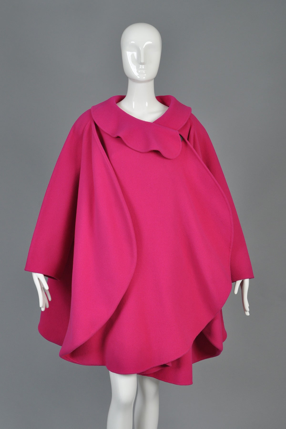 Rouge Manteau iconique Pierre Cardin Haute Couture 1987 à pattes d'oie en vente