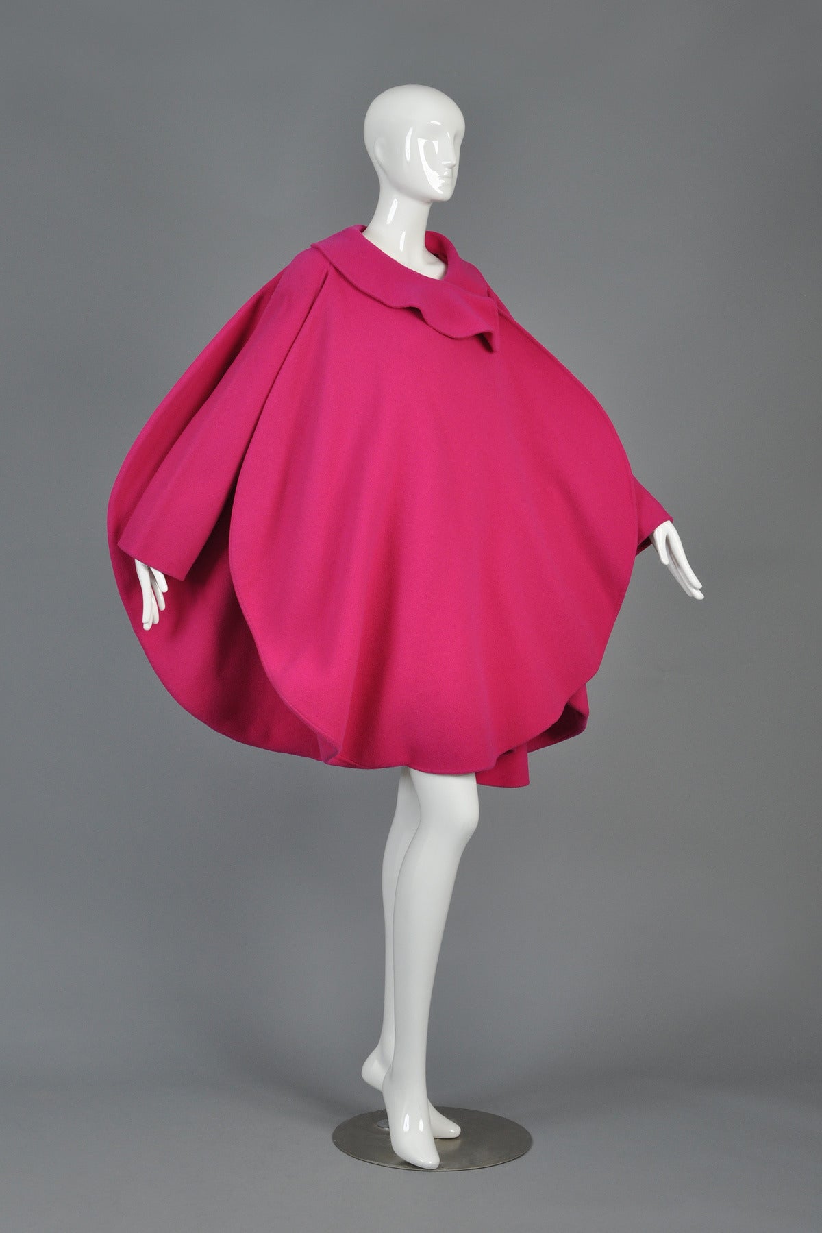 Manteau iconique Pierre Cardin Haute Couture 1987 à pattes d'oie Pour femmes en vente