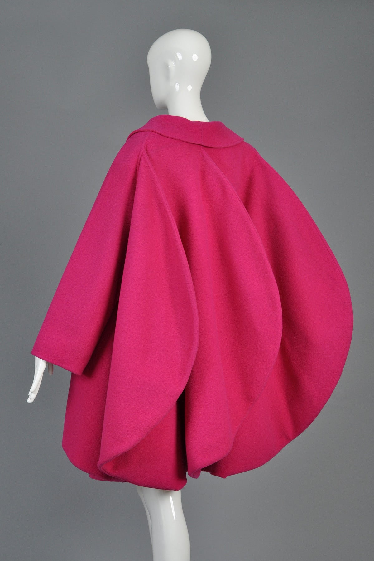 Manteau iconique Pierre Cardin Haute Couture 1987 à pattes d'oie en vente 3