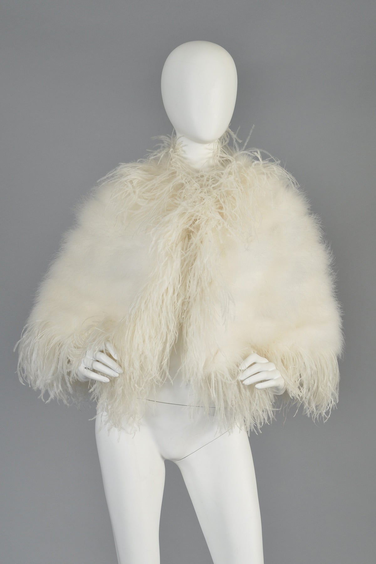 Lovely 1970s marabou and ostrich feather capelet. Such a great find! Perfect on top of any slinky gown, a short cocktail dress or even with jeans! Excellent vintage condition - a few small spots on the lining.

MEASUREMENTS
Bust: 44