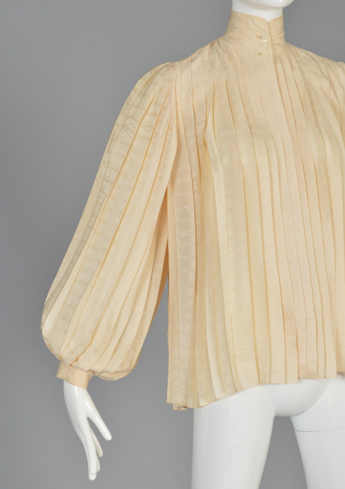 Gucci Ivory Pleated Silk Trapeze Blouse with Blouson Sleeves In Excellent Condition In Yucca Valley, CA