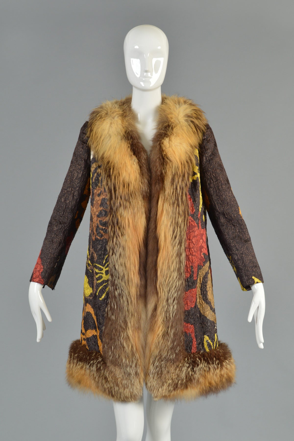 Recently reduced from $1800 to $1200

Iconic late 60s/early 70s vintage Bill Blass jacquard coat with fox trim. Such an incredible and rare find! We can't get over yummy autumnal palette - a flowery bouquet of naturally rich tones like metallic