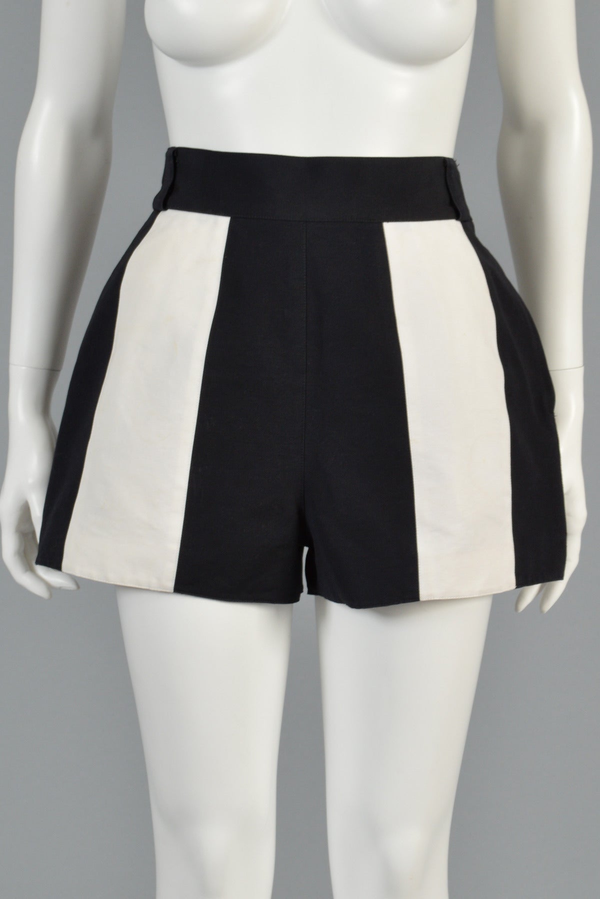 Women's Claude Montana Black + White Colorblock Shorts For Sale