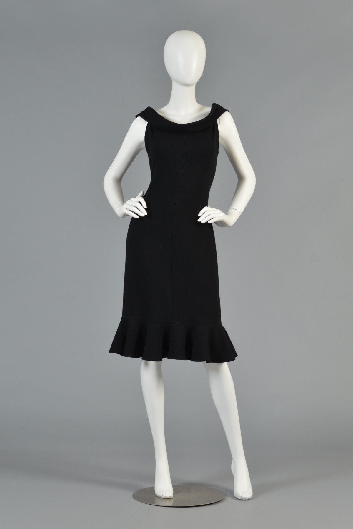 Killer 1980s LBD by Oscar de la Renta. Super fitted + sleek, this dress hugs all the right places. 

It's hard to tell from the photos but this dress features an amazing wide cut sculpted, standing neckline that scoops in the back with hanging