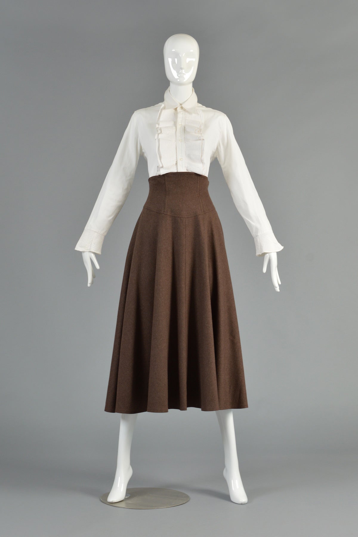 Channel your inner Diane Keaton in our late 70s/early 80s wool and cashmere skirt by Anne Klein.  This piece is so soft you'll want to sleep in it! Incredible nipped waist hits just below the rib cage and has a nicely flared skirt. Fully lined. Zips