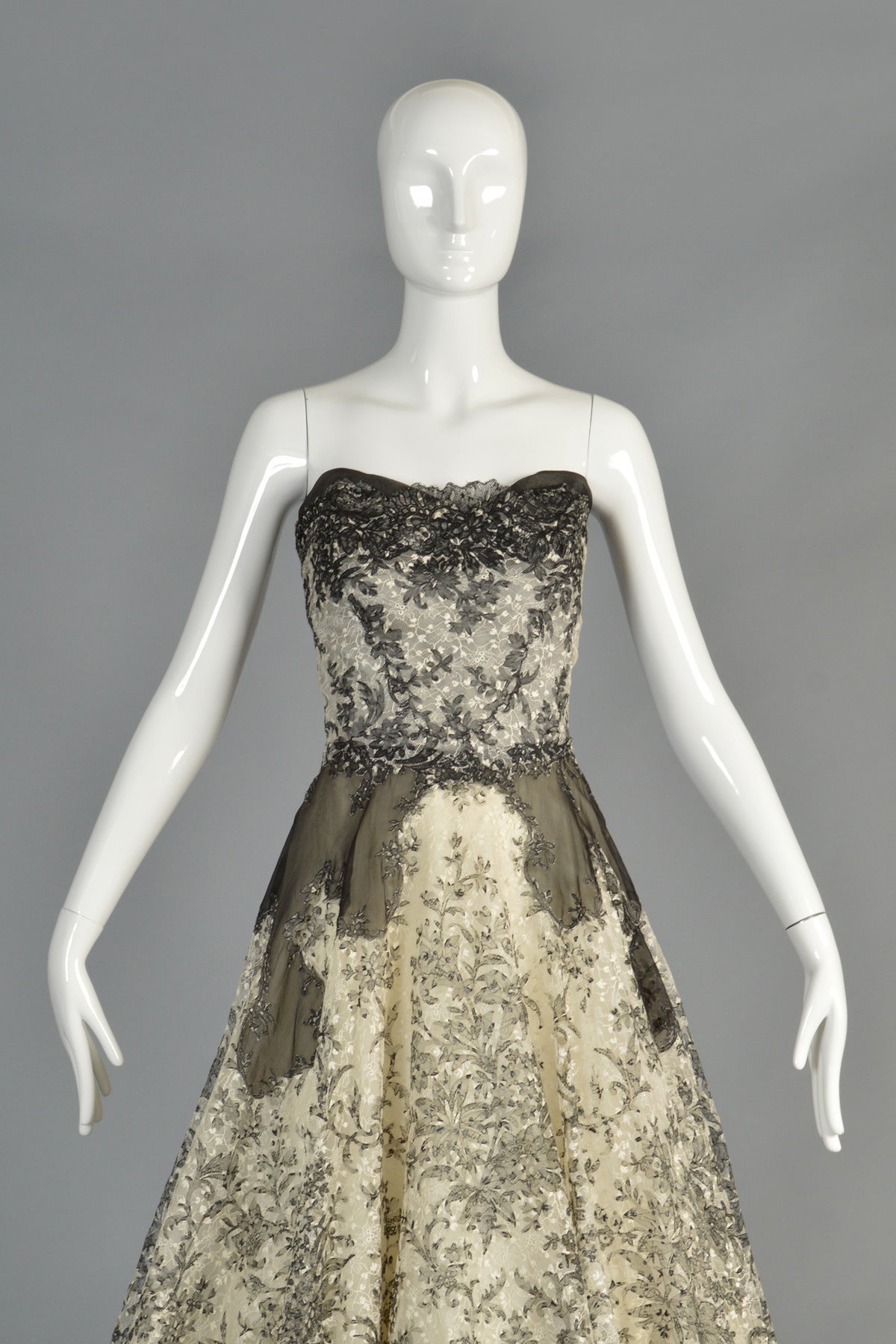 Showstopping 1950's Nan Duskin Black and White Organza and Lace Gown In Excellent Condition For Sale In Yucca Valley, CA