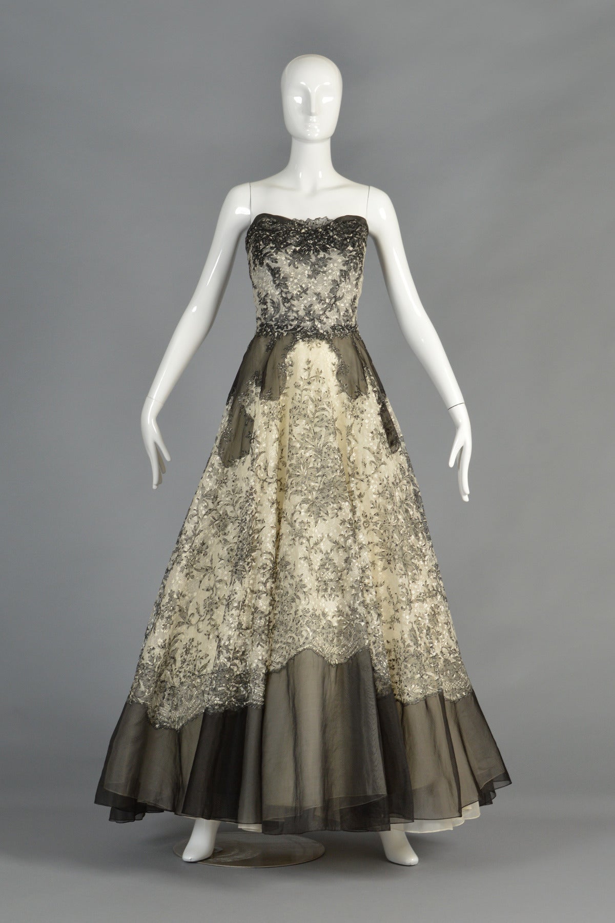 Absolutely stunning 1950s organza and lace gown. Truly gorgeous and fit for a queen and is certainly the embodiment of old Hollywood glamour! We believe this dress could potentially be a Helen Rose but alas, the only remaining label is from Nan