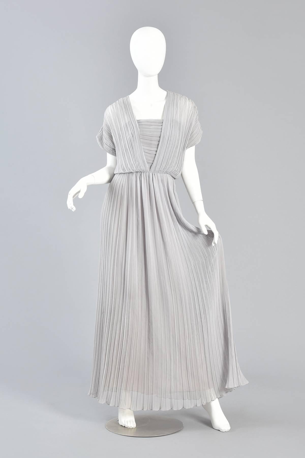 Victor Costa Dove Grey Grecian Pleated Evening Gown

Bustown Modern is so pleased to offer this beautiful 1970s/early 80s dove grey Grecian pleated gown by Victor Costa.

Gown features sheer crinkle pleated skirt with draped top and fitted