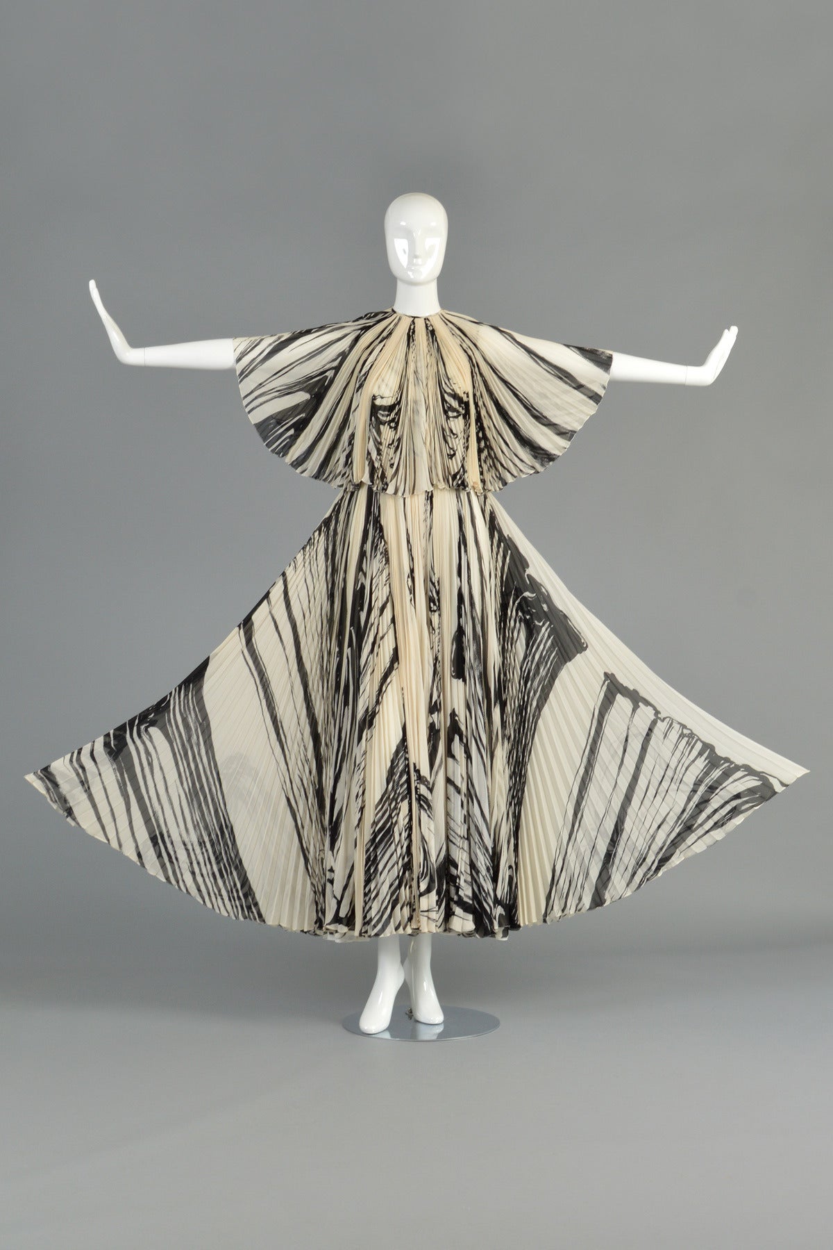 Women's La Mendola 1960s Graphic Pleated Silk Gown + Capelet