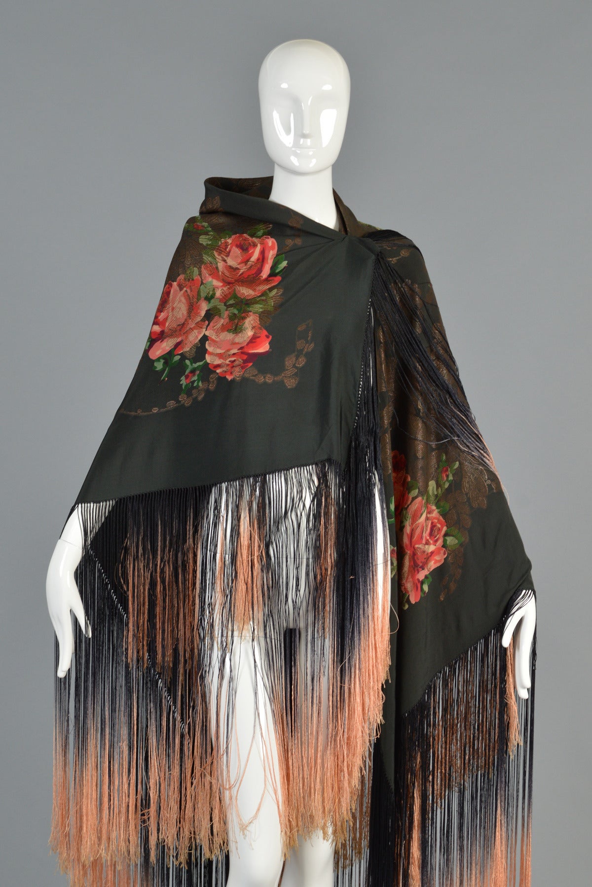 1920s Silk Lamé Floral Piano Shawl with Fringe In Excellent Condition For Sale In Yucca Valley, CA