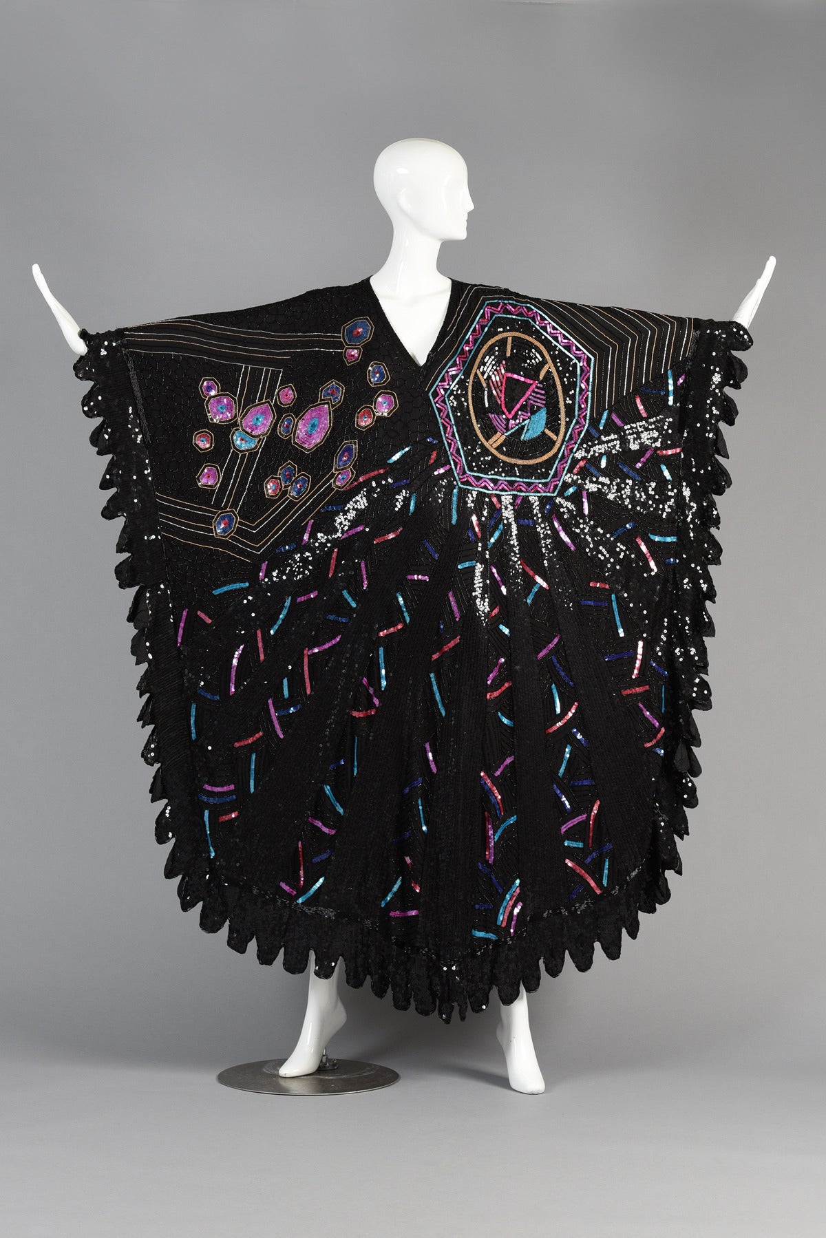 Incredible 1980's sequin encrusted silk caftan. An absolutely AMAZING piece! All black sequin body with v-neck and scalloped edges. Killer graphic sunburst pattern! Excellent vintage condition

One size fits most. Due to its oversized nature and