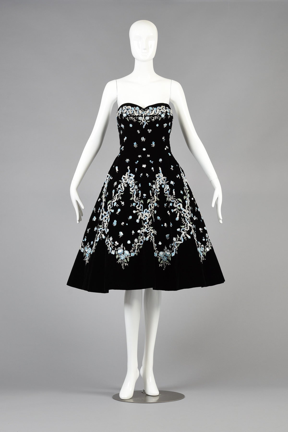 1957 Pierre Balmain Haute Couture Robe de cocktail avec broderie Lesage

Aussi rare que magnifique, notre robe de cocktail haute couture Pierre Balmain A/H 1957 (intitulée Solveig), digne d'un musée (et bien documentée), sera certainement la