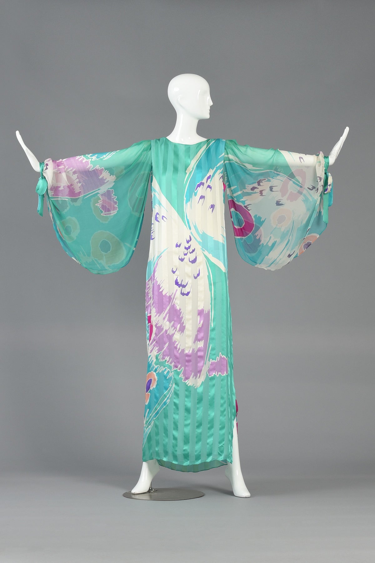 Incredible vintage 70s/80s Hanae Mori silk caftan dress. Beautiful graphic swirled print reminiscent of brushstrokes. Tone on tone striping. MASSIVE draped sleeves with tie detail at wrist. A truly stunning dress!

Very good to excellent vintage